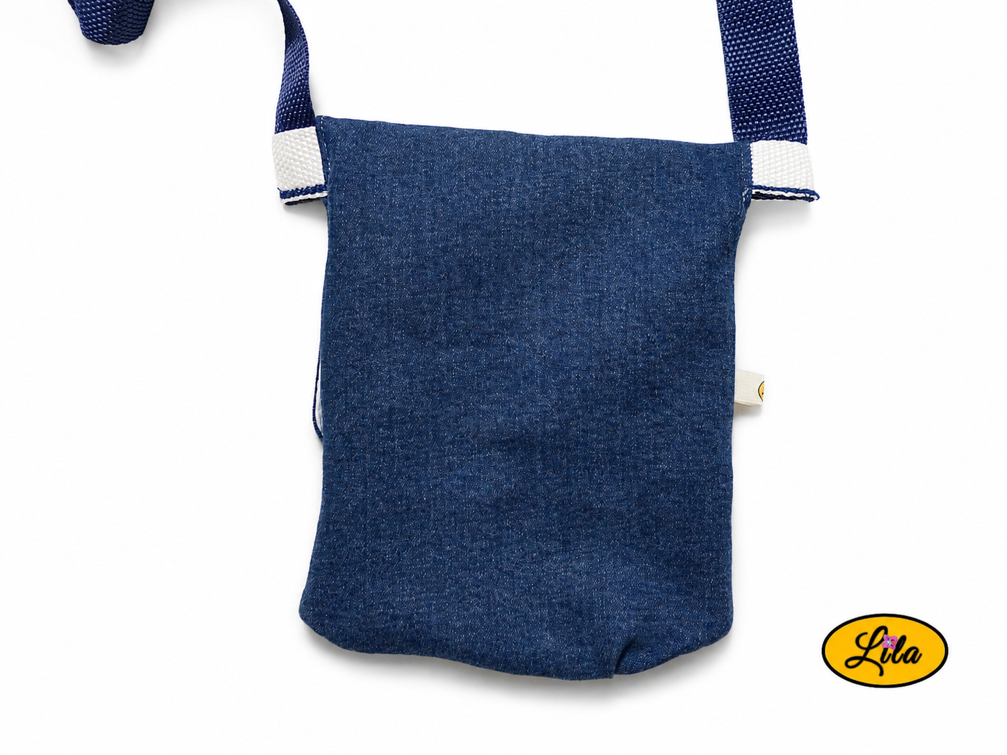 Vue arrière en gros plan d'un sac bandoulière pour téléphone en jeans bleu sans les sangles sur fond blanc mettant en valeur les finitions artisanales