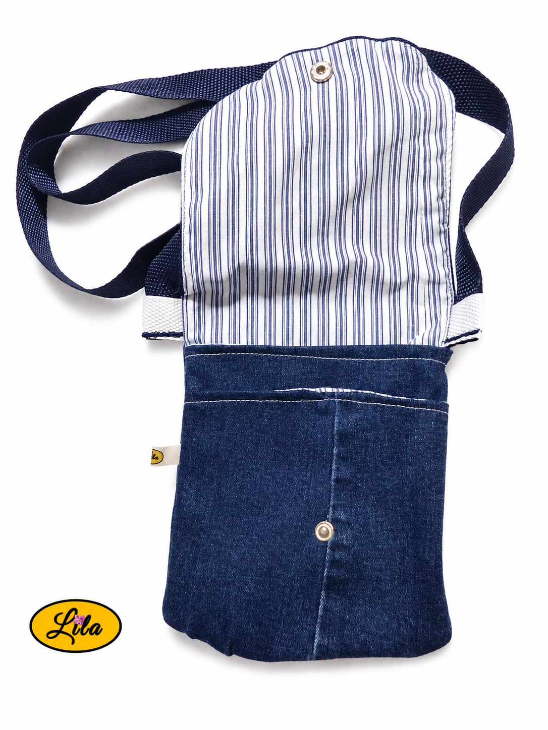 Sac bandoulière pour téléphone en jeans bleu ouvert avec doublure à rayures bleues et blanches visible et deux compartiments de rangement sur fond blanc