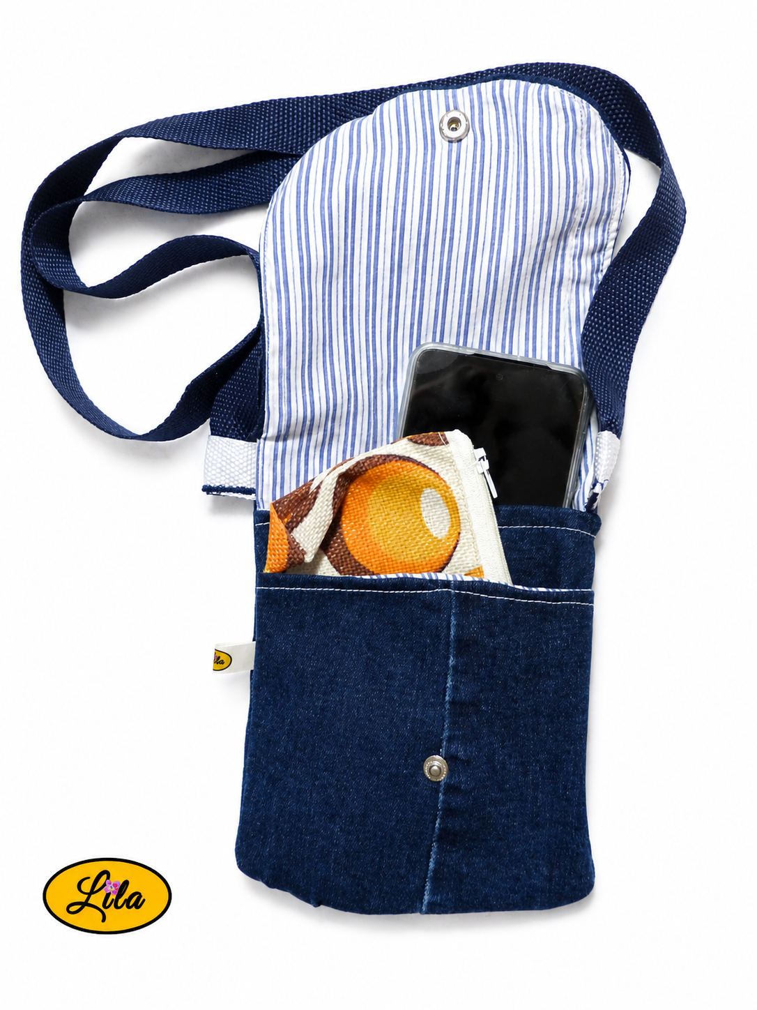 Sac bandoulière pour téléphone en jeans bleu ouvert avec téléphone portable rangé dans la poche arrière et porte-monnaie dans la poche avant illustrant ses deux compartiments pratiques
