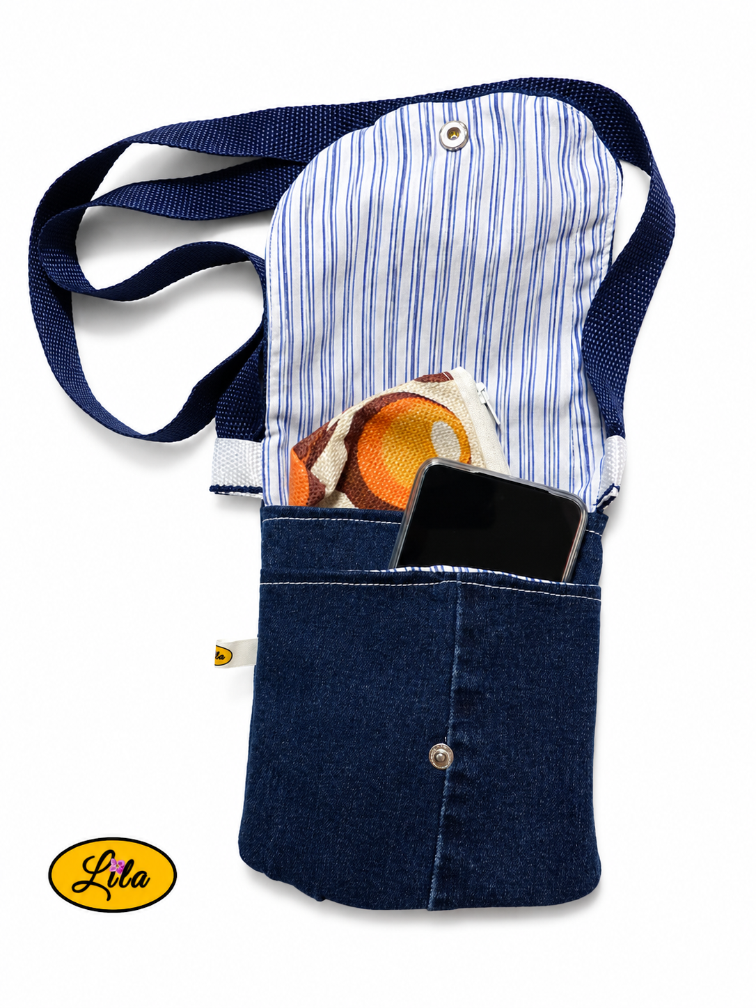 Sac bandoulière pour téléphone en jeans bleu ouvert avec téléphone portable dans la poche avant et porte-monnaie dans la poche arrière montrant les différentes possibilités de rangement