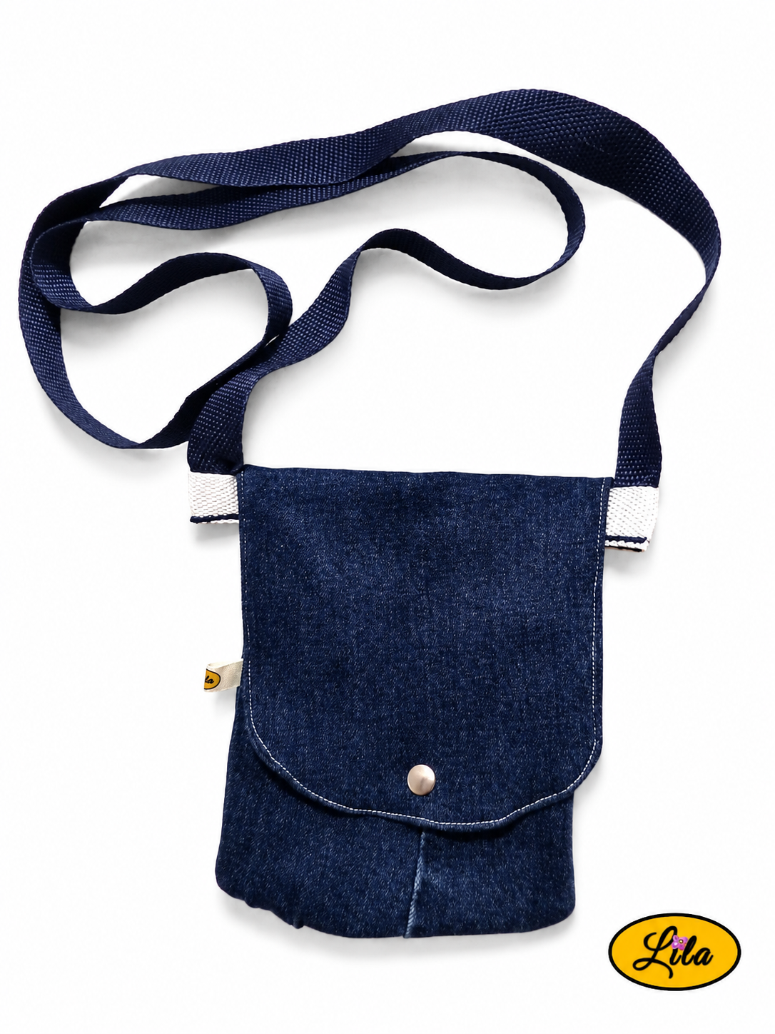Sac bandoulière pour téléphone en jeans bleu vu de haut sur fond blanc avec fermeture à pression argentée et sangle bleue style artisanal et pratique