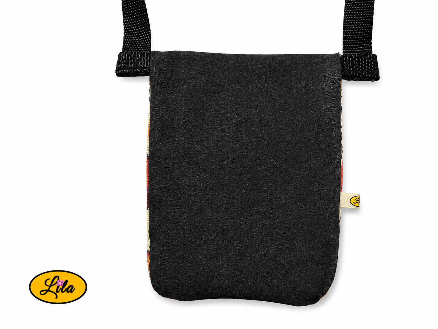 Vue arrière en gros plan d'un sac bandoulière pour téléphone en jeans noir sans les sangles sur fond blanc mettant en valeur les finitions artisanales et le tissu recyclé