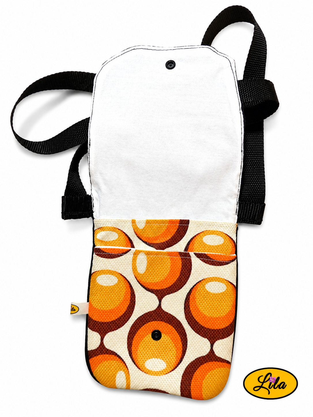 Sac bandoulière pour téléphone en jeans noir ouvert avec doublure blanche visible et deux compartiments de rangement sur fond blanc, création artisanale réalisée à partir de tissus recyclés