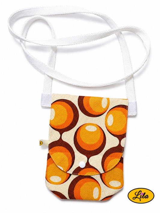 Sac bandoulière pour téléphone aux motifs vintage ronds orange et brun, avec sangle blanche et fermeture à pression blanche, vue de face sur fond blanc