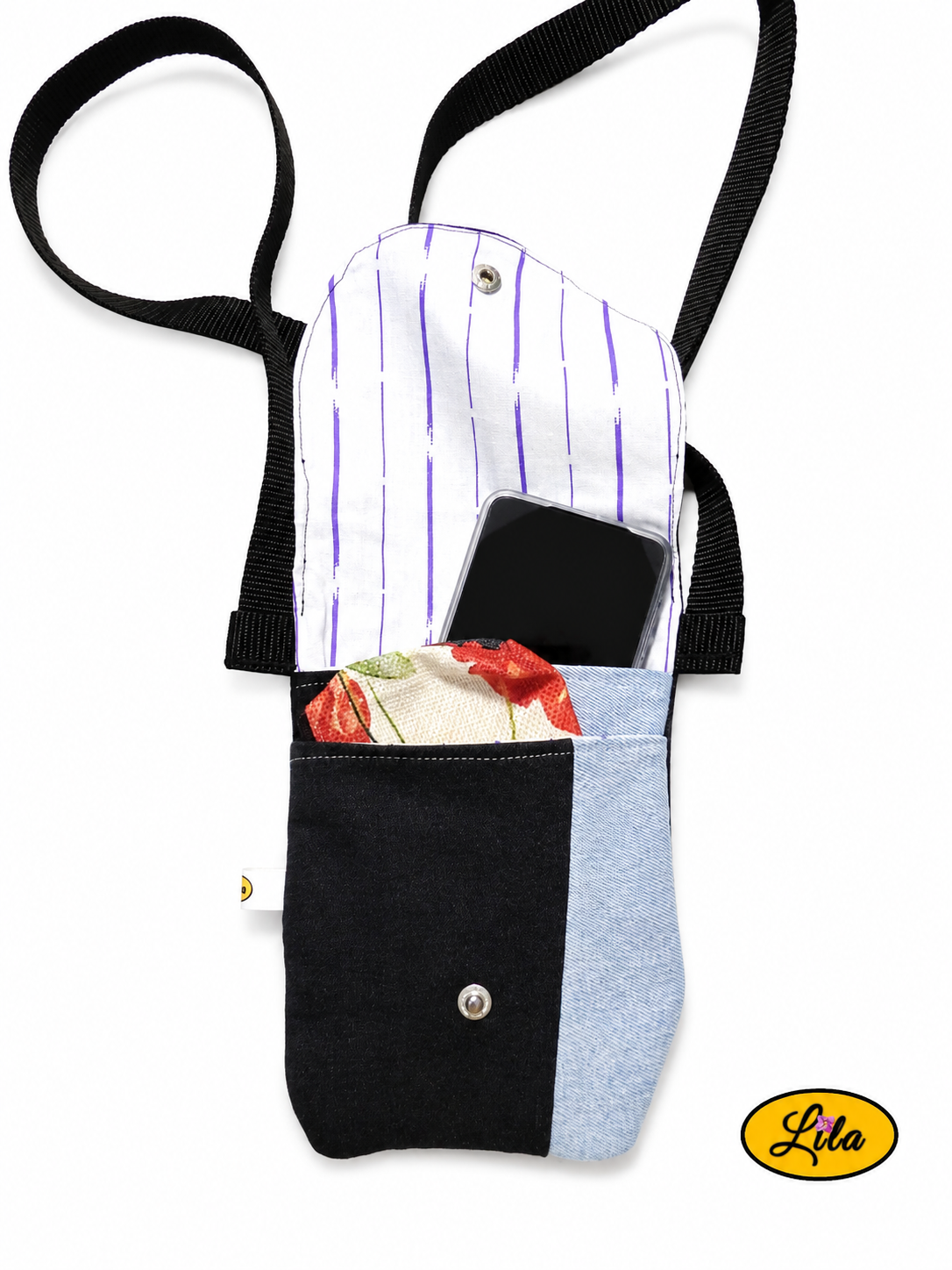 Sac bandoulière pour téléphone en patchwork de jeans recyclés ouvert avec téléphone portable rangé dans la poche arrière et porte-monnaie dans la poche avant illustrant ses deux compartiments pratiques