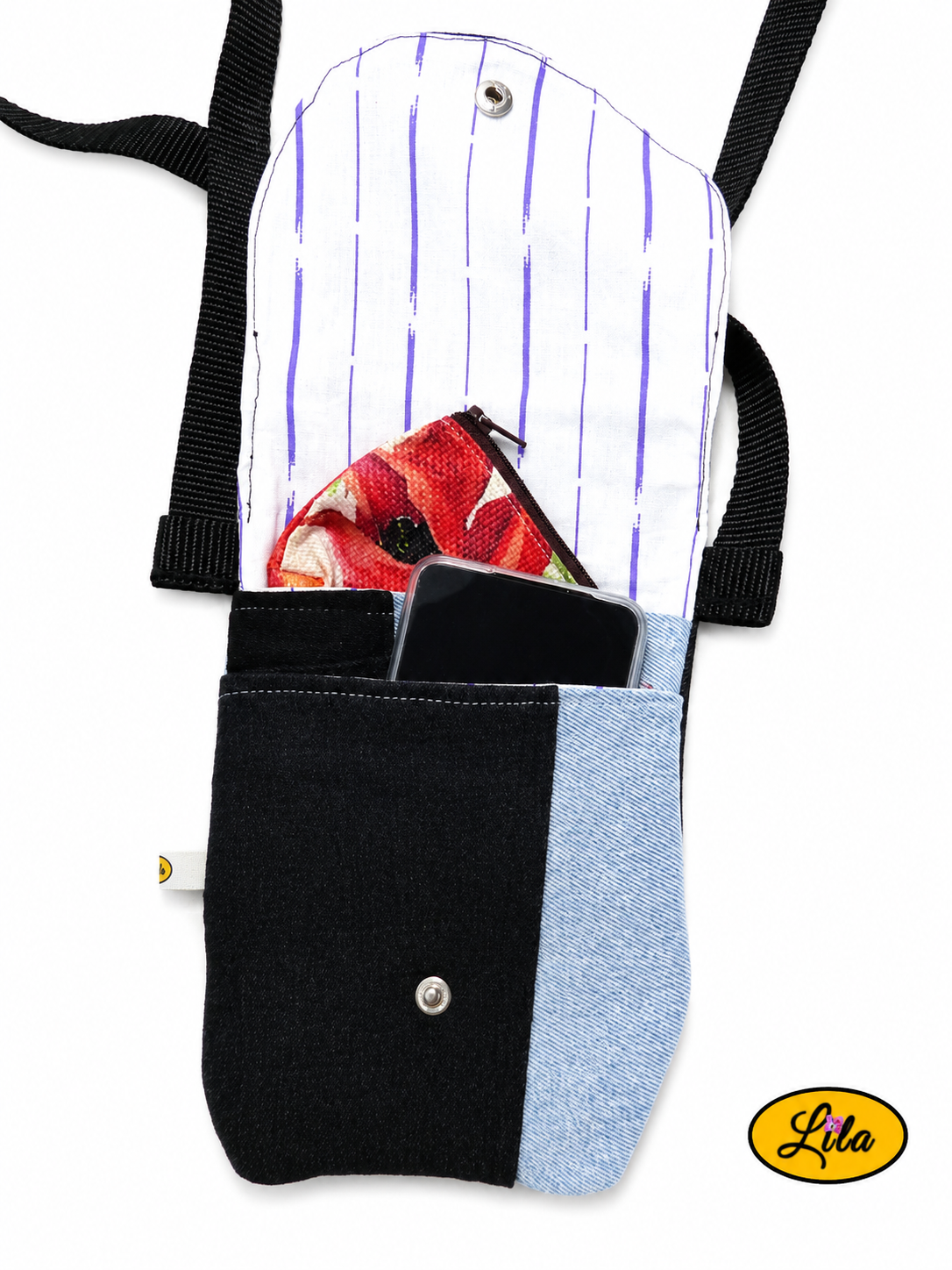 Sac bandoulière pour téléphone en patchwork de jeans recyclés ouvert avec téléphone portable dans la poche avant et porte-monnaie dans la poche arrière montrant les différentes possibilités de rangement