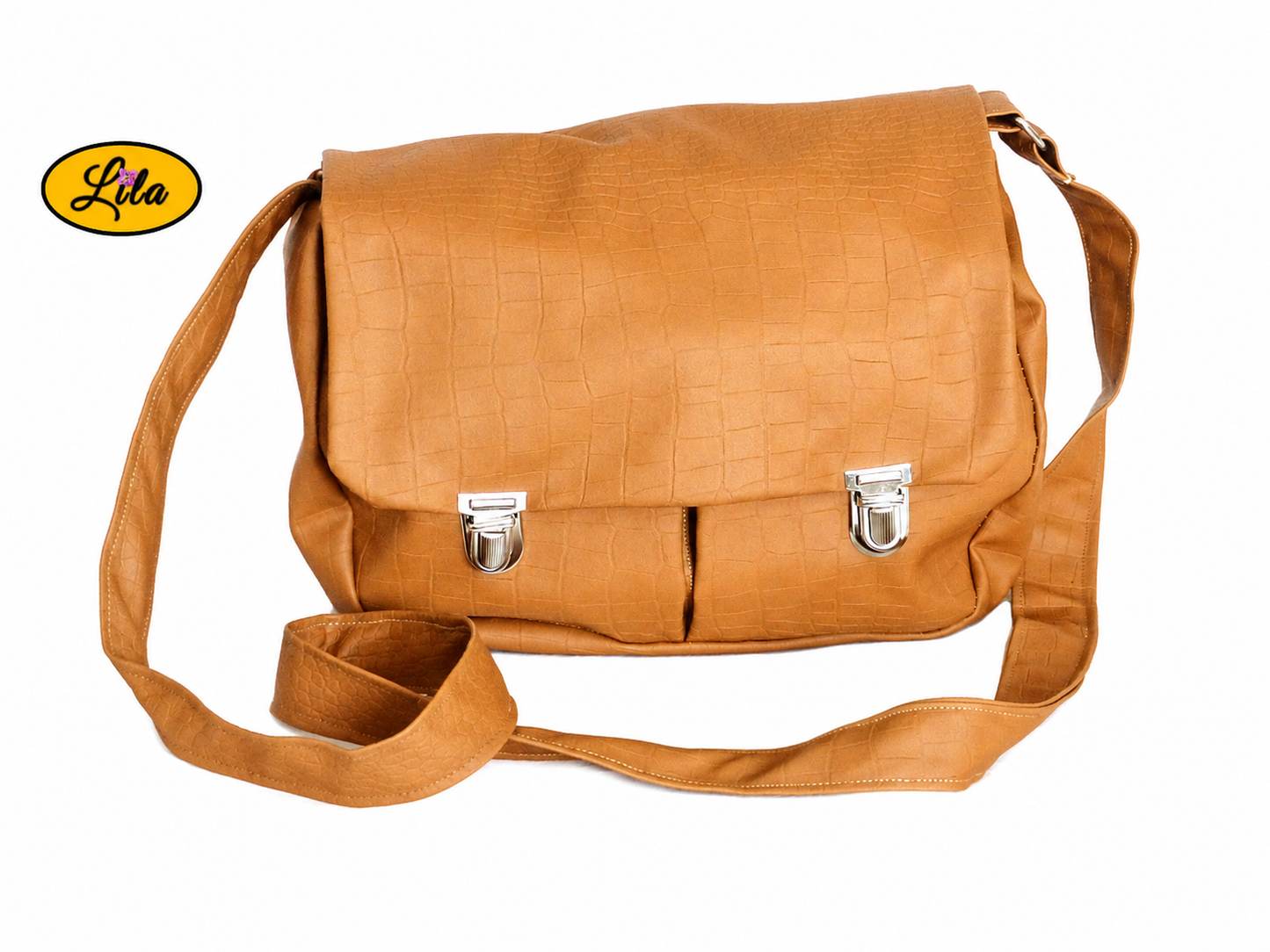 Sac besace en simili cuir brun légèrement craquelé vue de face sur fond blanc avec sangle placée devant le sac