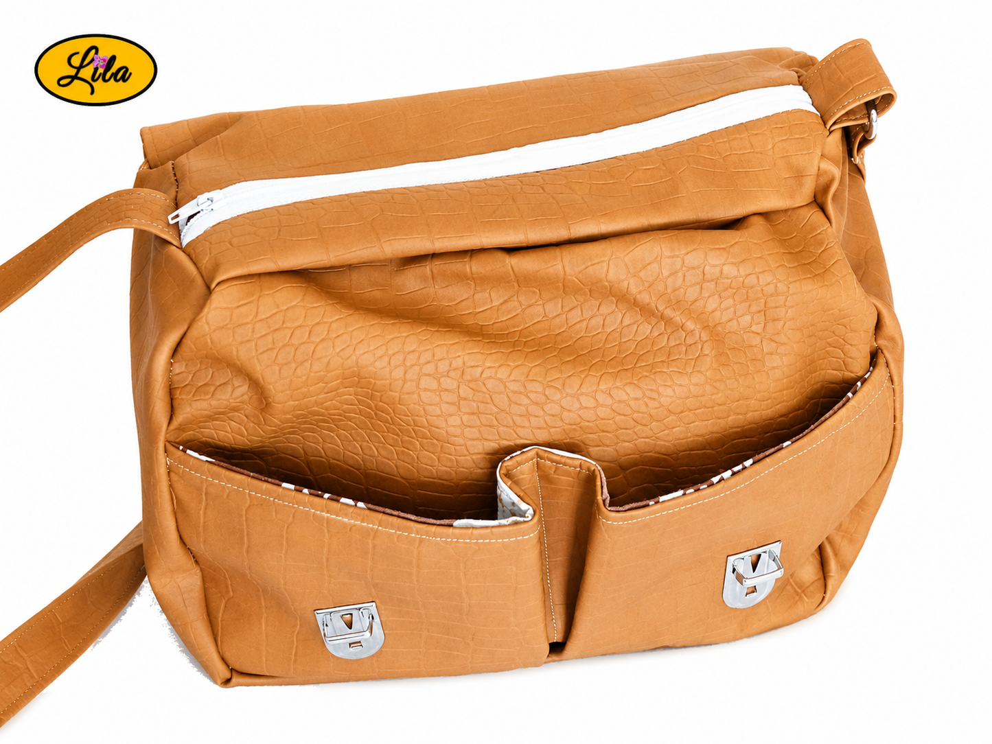 Vue de haut du sac besace en simili cuir brun légèrement craquelé ouvert sur fond blanc avec fermeture éclair visible et accès intérieur du sac