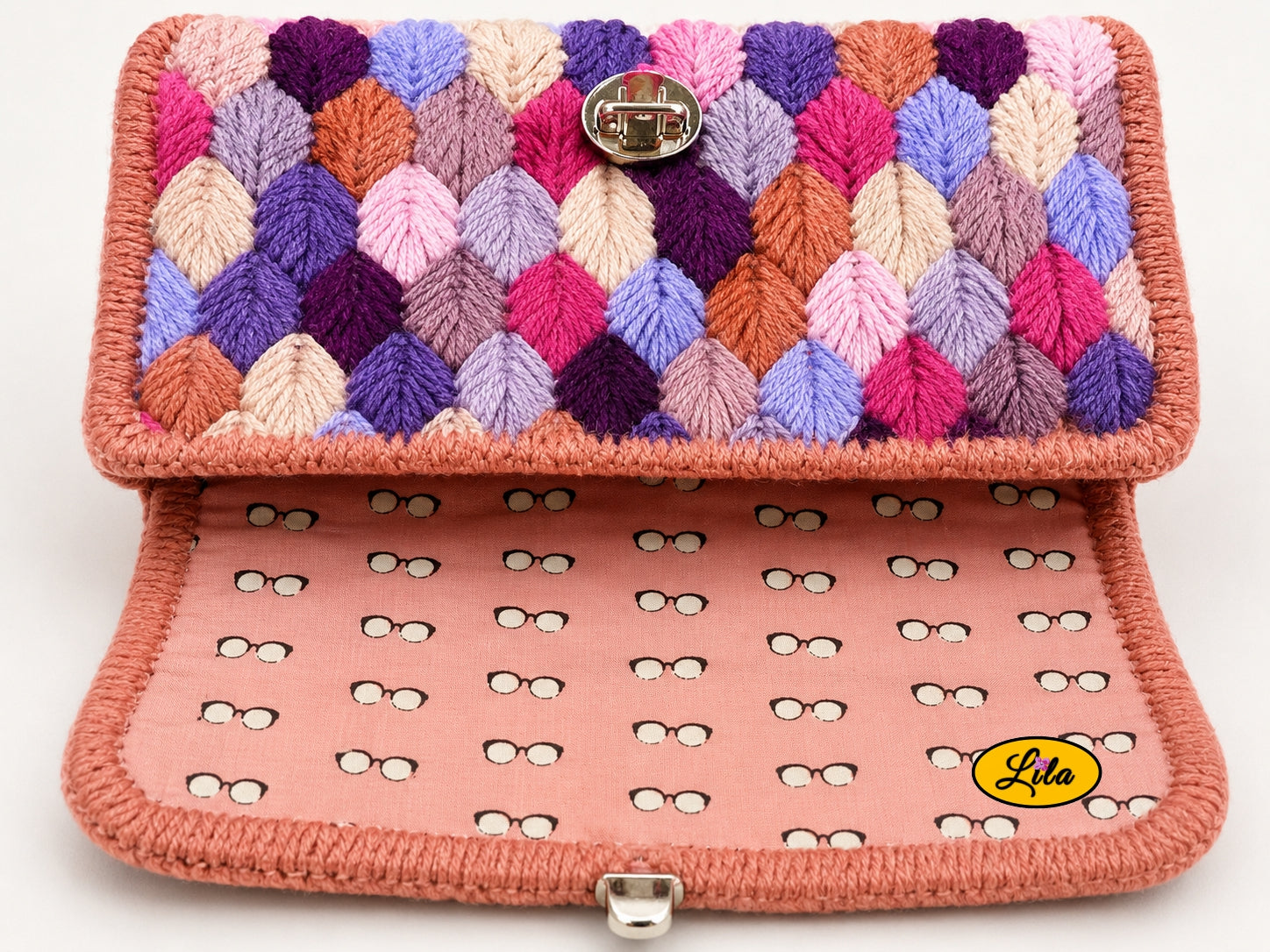 Sac à main aux brins roses ouvert vue de face sur fond blanc avec dessus du sac visible et intérieur apparent