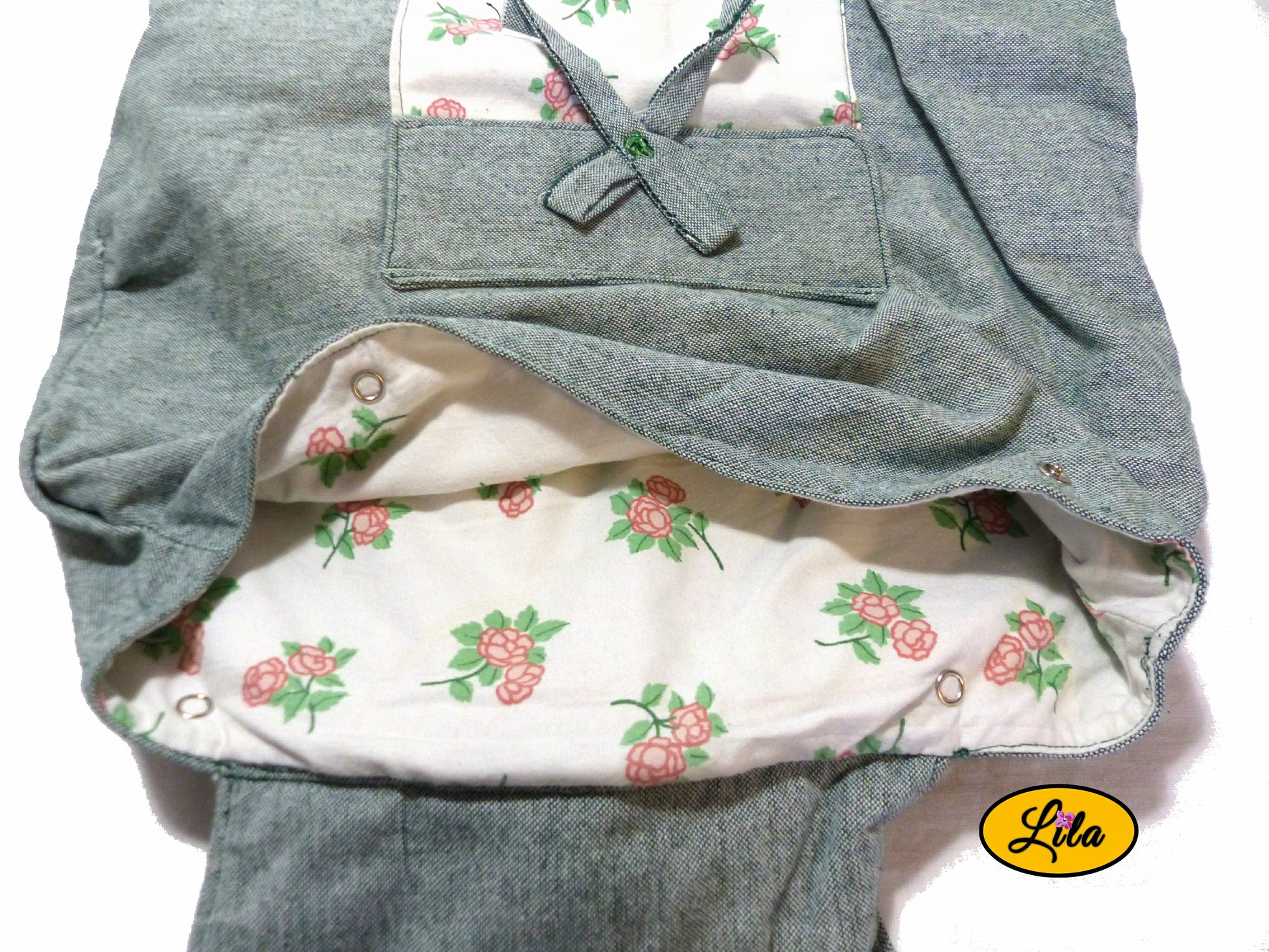 Sac à dos vert ouvert avec vue sur l’intérieur et les détails de rangement du sac