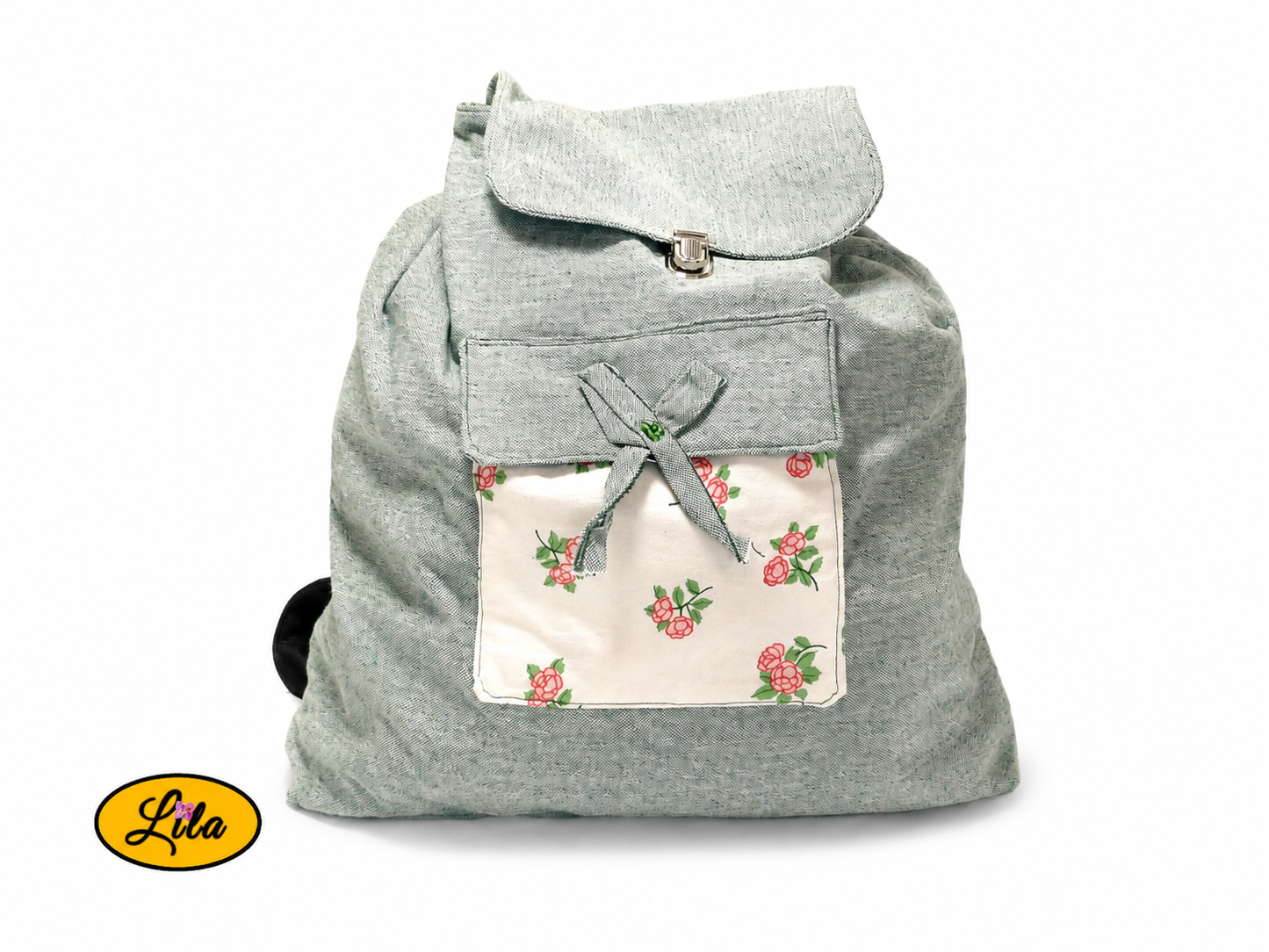 Sac à dos vert avec poche blanche fleurie et sangles en simili cuir noir vue de face sur fond blanc style élégant et artisanal