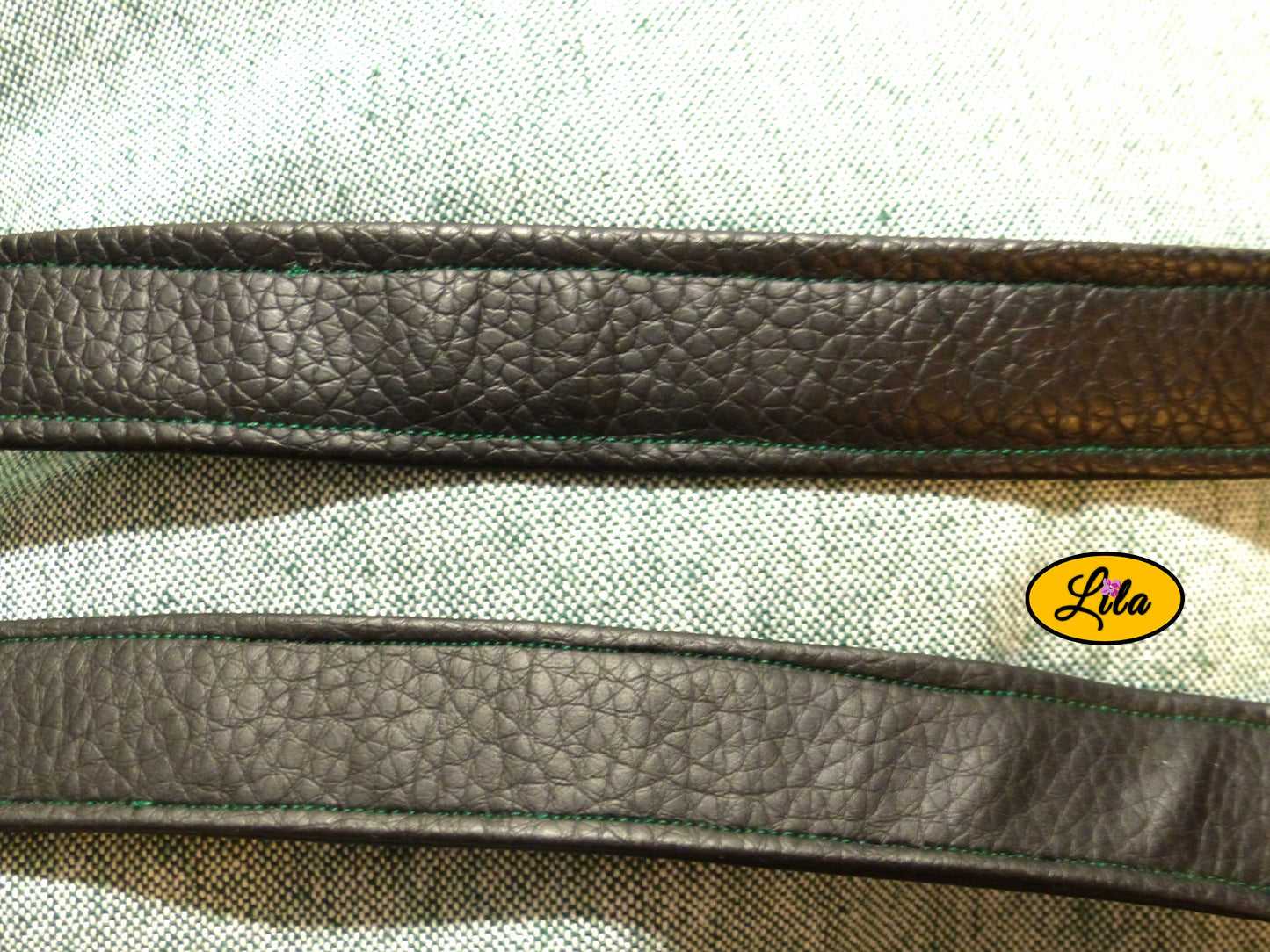 Zoom sur les sangles en simili cuir noir du sac à dos vert détail qualité et finition