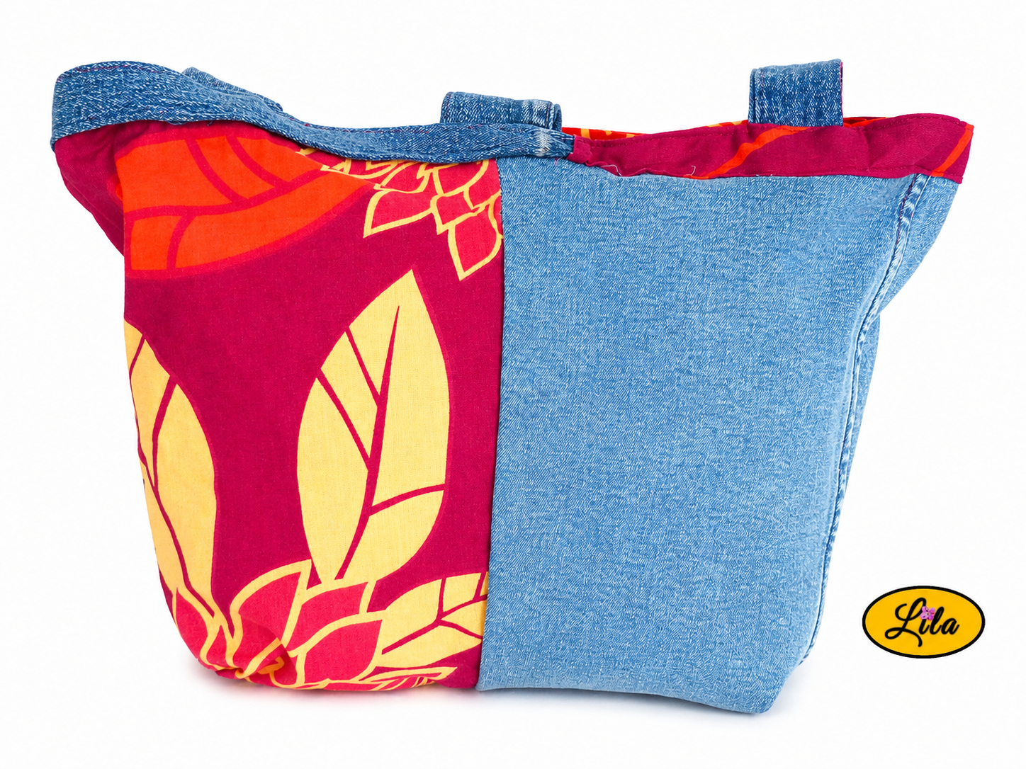 Sac épaule en jeans et tissu rouge fleuri vue de dos sur fond blanc avec sangle dissimulée derrière le sac