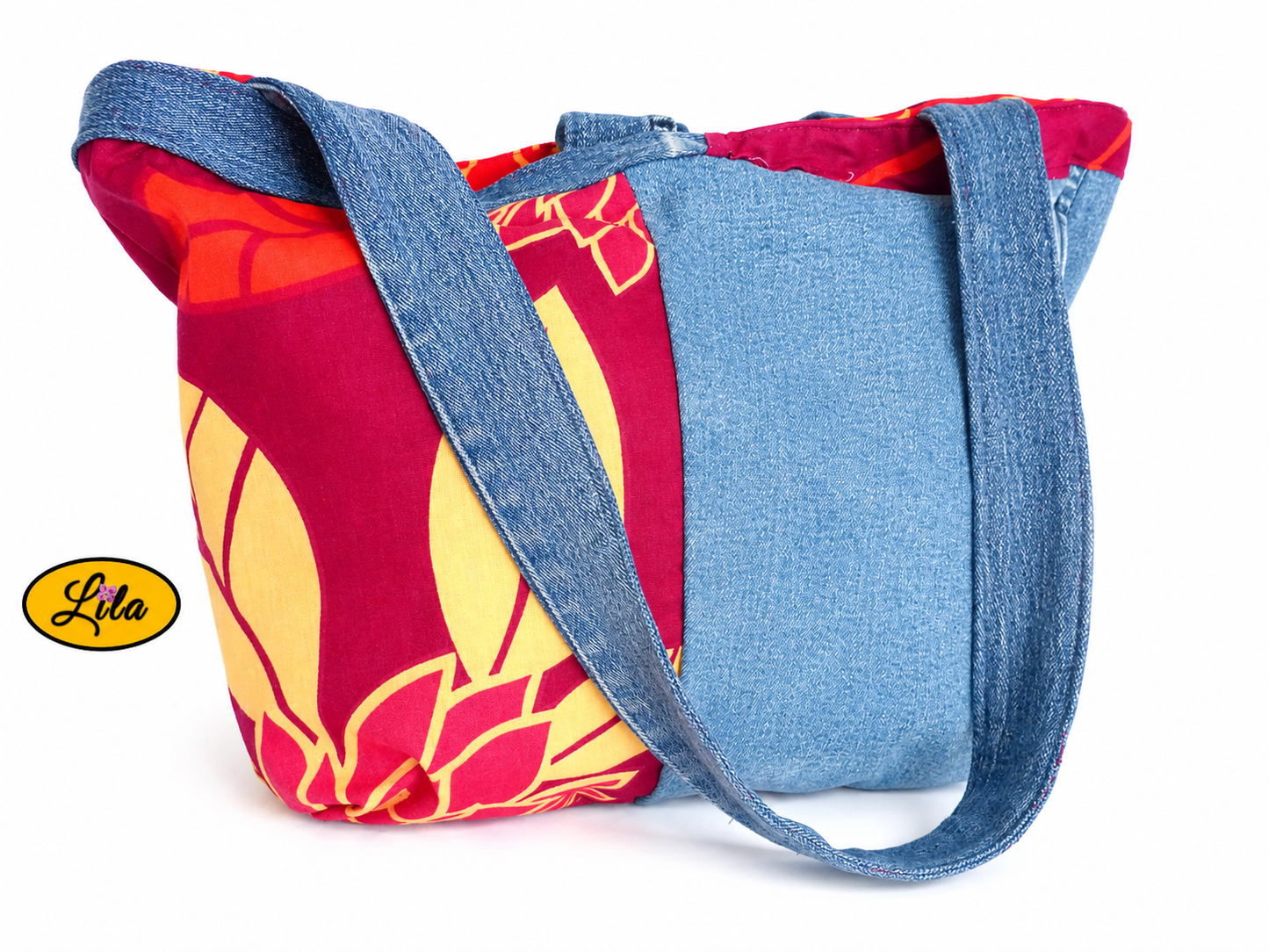 Sac épaule en jeans et tissu rouge fleuri vue de dos sur fond blanc avec sangle posée sur le sac