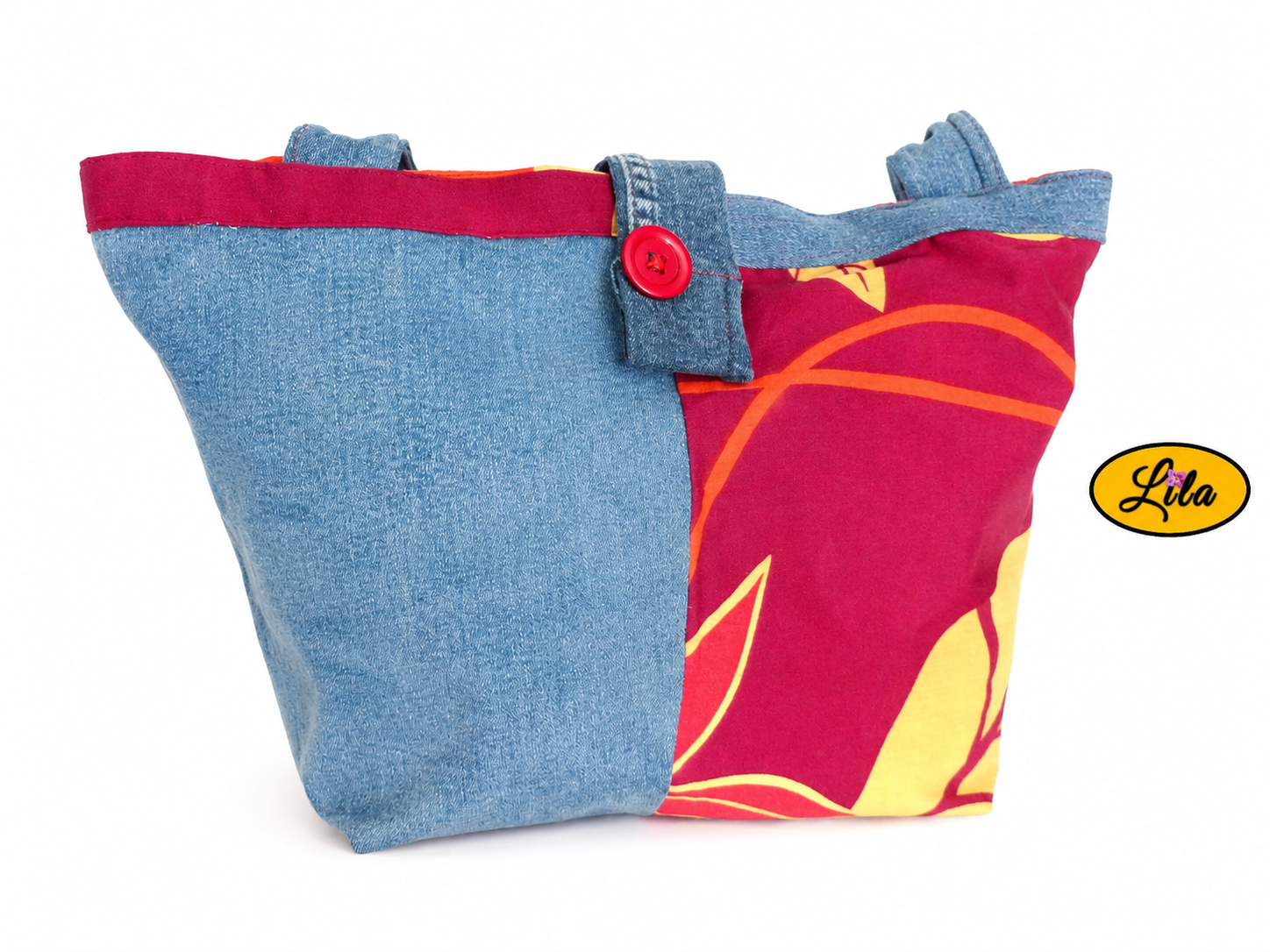 Sac épaule en jeans et tissu rouge fleuri vue de face sur fond blanc avec sangle dissimulée derrière le sac