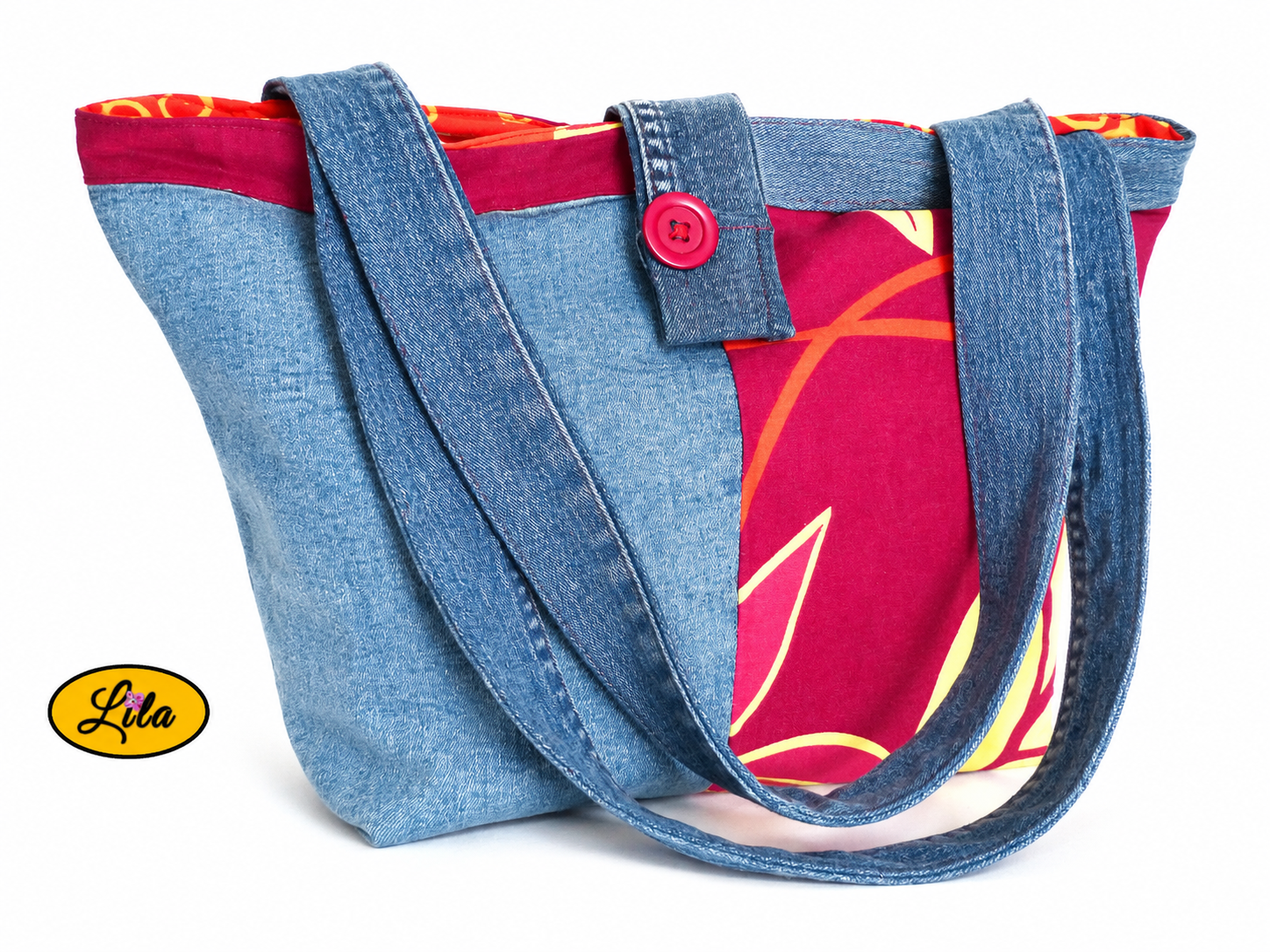 Sac épaule en jeans et tissu rouge fleuri vue de face sur fond blanc avec sangle posée sur le sac