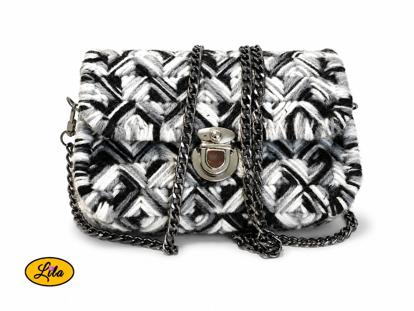 Sac graphique noir et blanc sur canevas rigide vue de face sur fond blanc avec chaîne argentée noire enroulée sur le sac