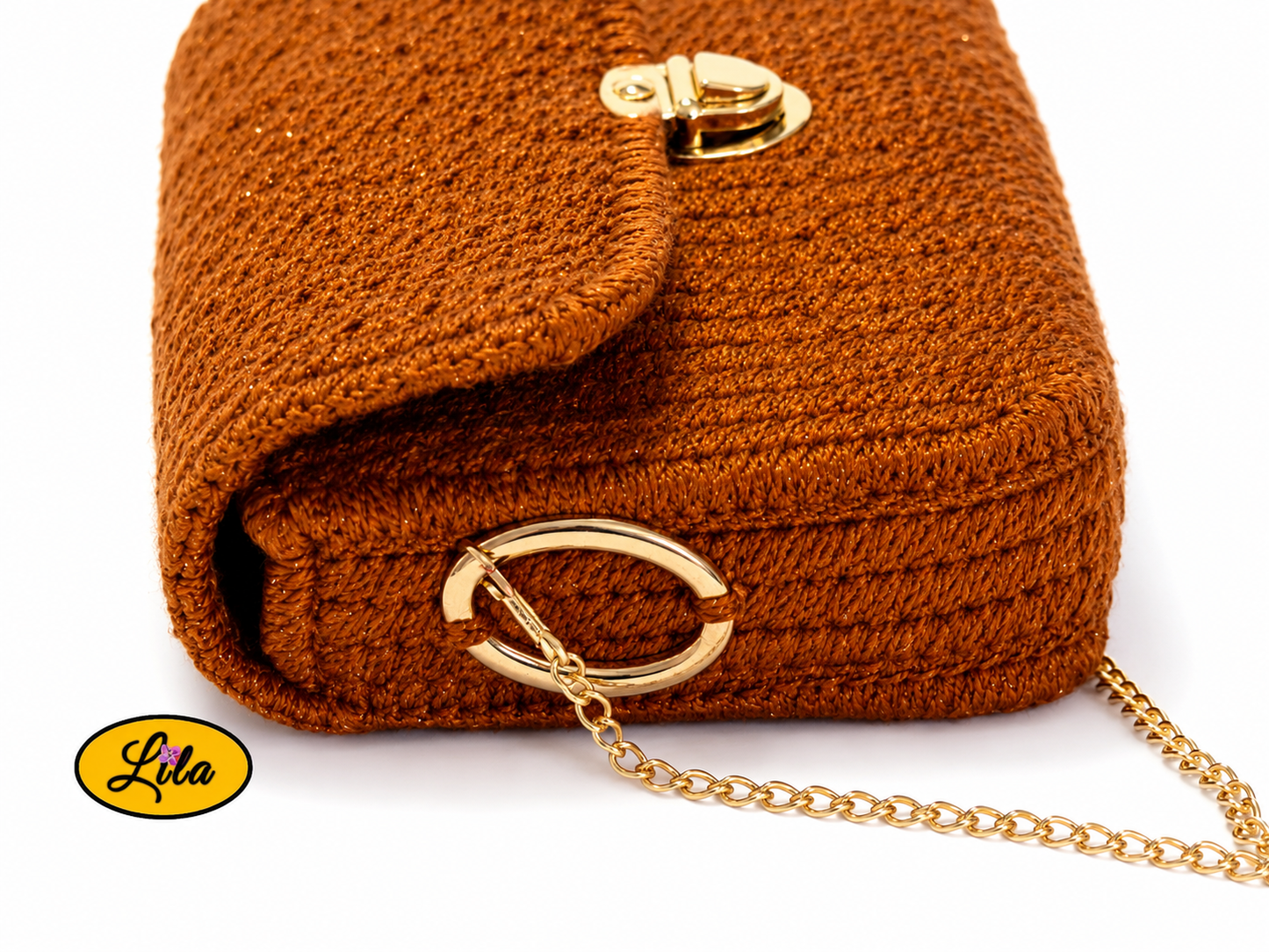 Zoom sur le côté du sac en laine brun pailleté avec anneau ovale doré et attache de la chaîne métallique détail finition premium