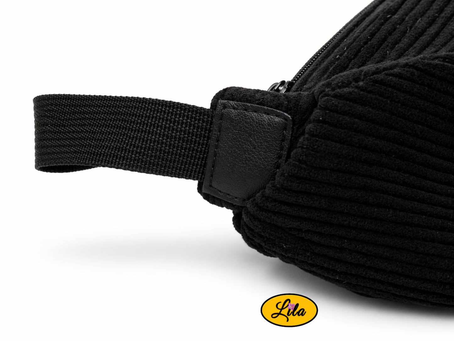Détail patte sac Luna montrant la doublure intérieure noire