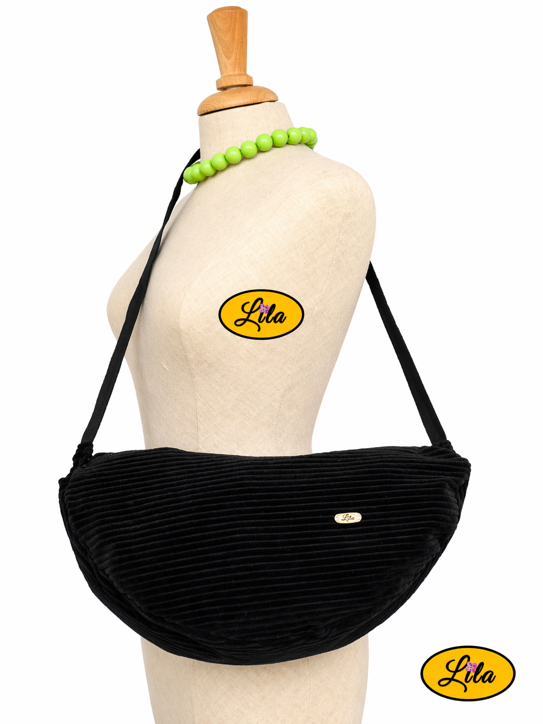 Sac Luna en velours côtelé noir avec anse noire porté sur mannequin de profil montrant la longueur de l’anse