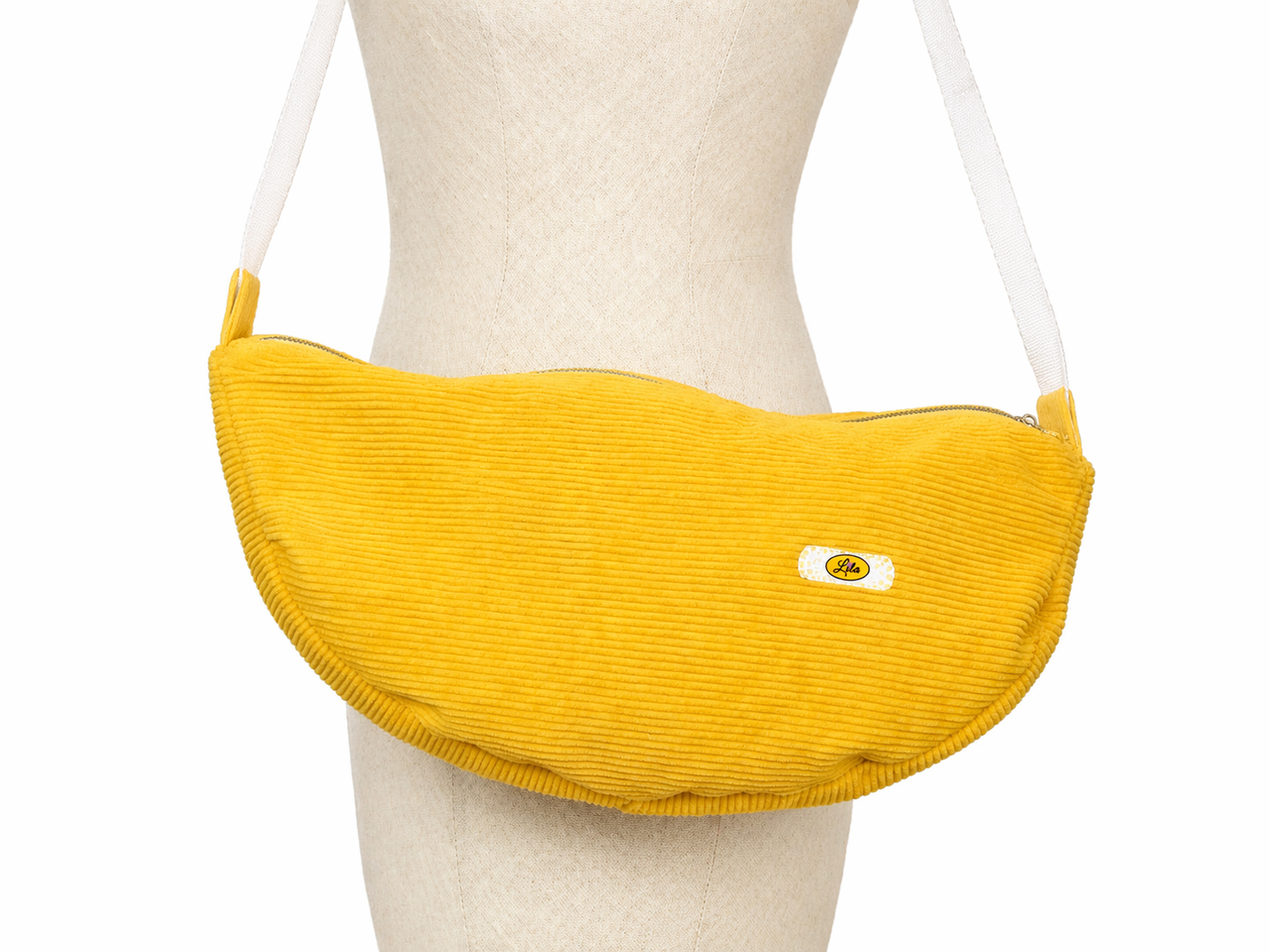 Sac Luna velours côtelé jaune porté zoom sur le sac et ses détails