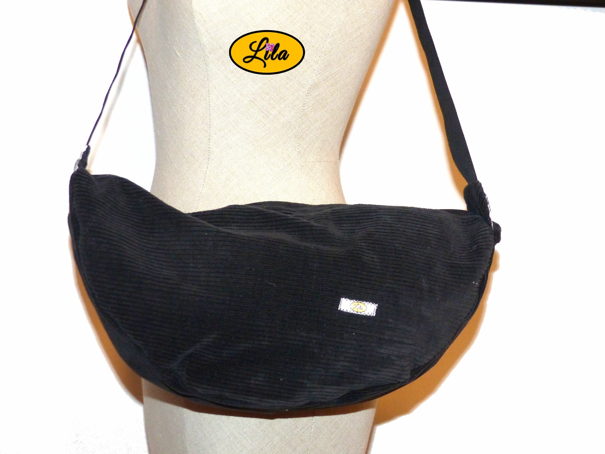 Sac Luna en velours côtelé noir en gros plan porté sur mannequin style élégant