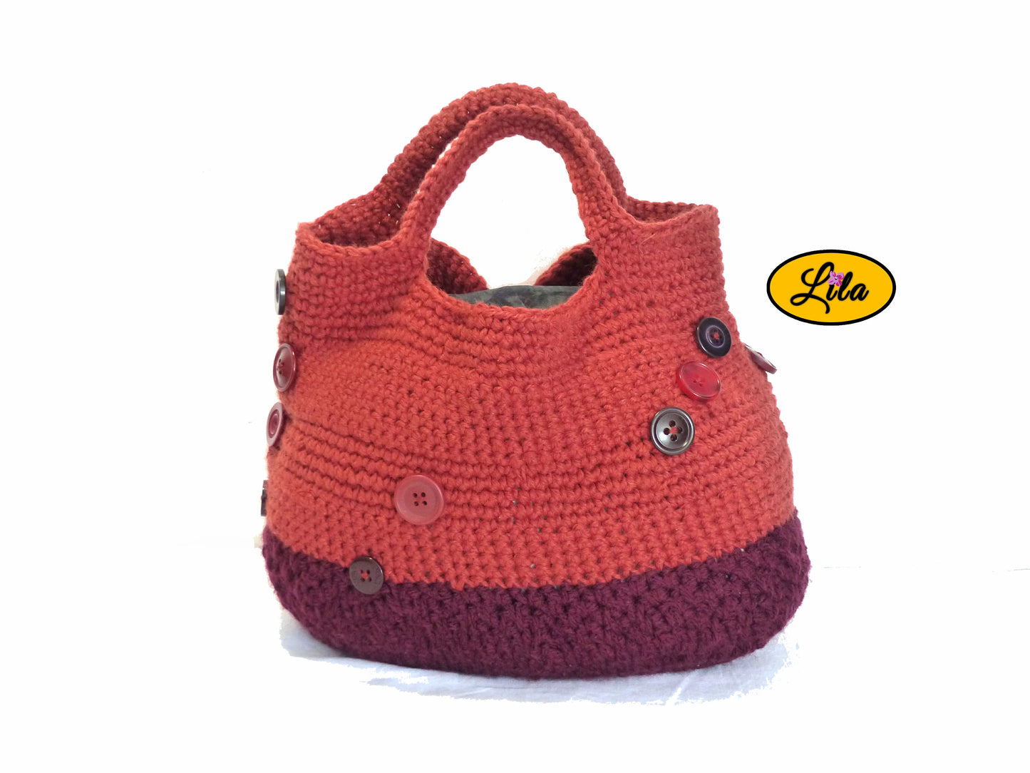 Sac à main au crochet rouille et pourpre vue de dos sur fond blanc