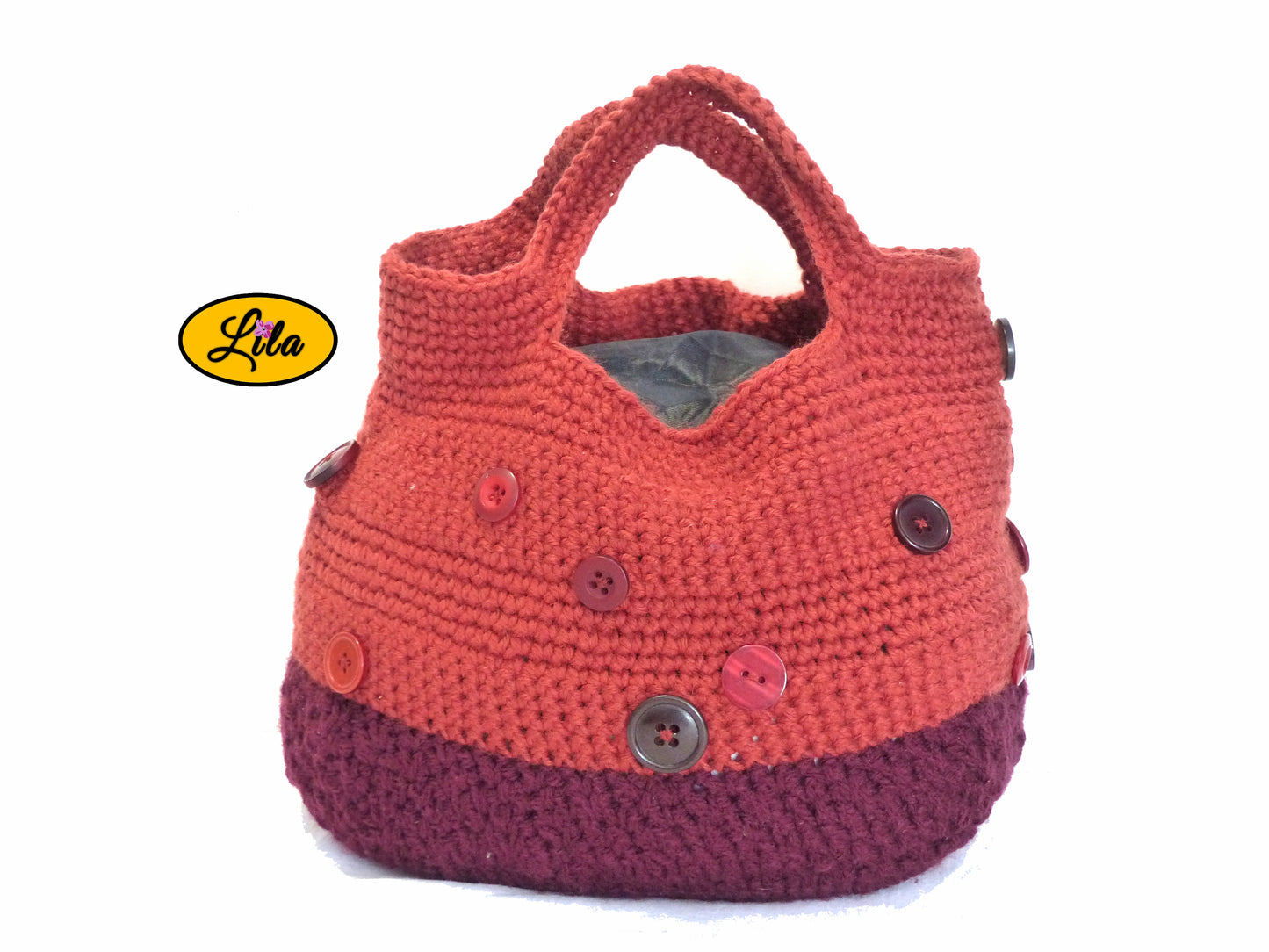 Sac à main au crochet couleur rouille et pourpre avec boutons décoratifs vue de face sur fond blanc style bohème et artisanal