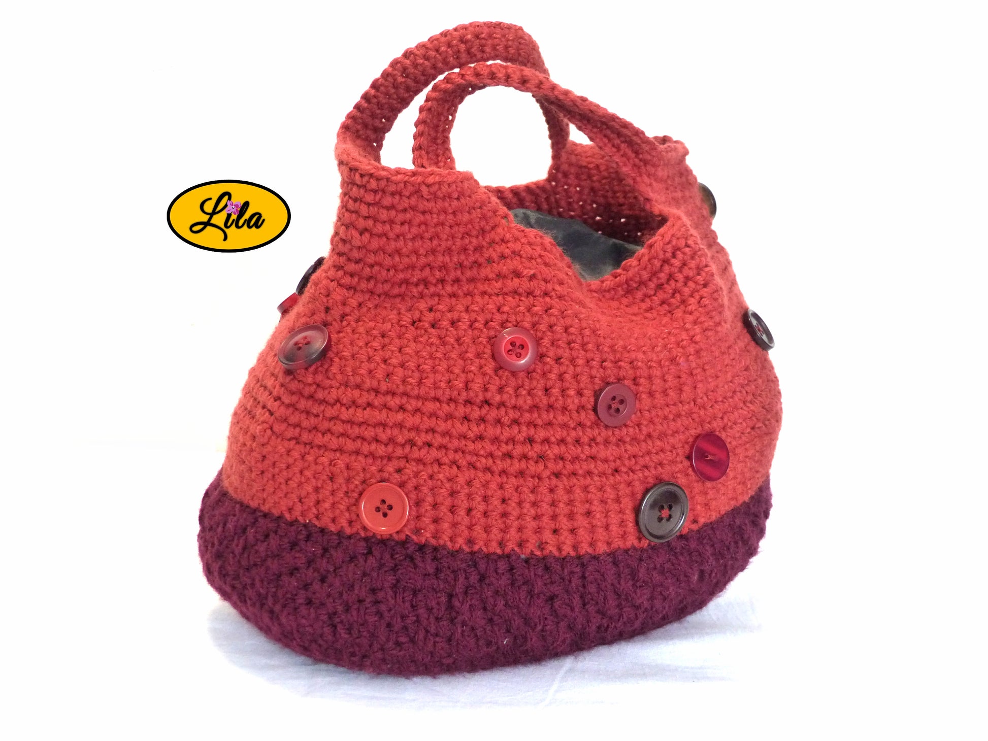 Sac à main au crochet rouille et pourpre vue de profil droit sur fond blanc détail forme et texture artisanale