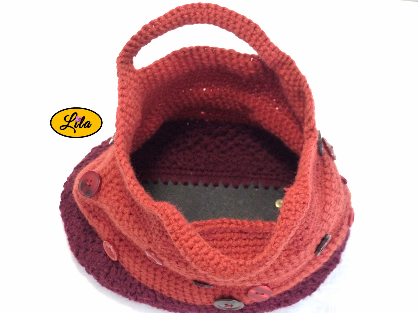Vue de haut du sac à main au crochet rouille et pourpre avec aperçu de l’ouverture et de l’intérieur du sac