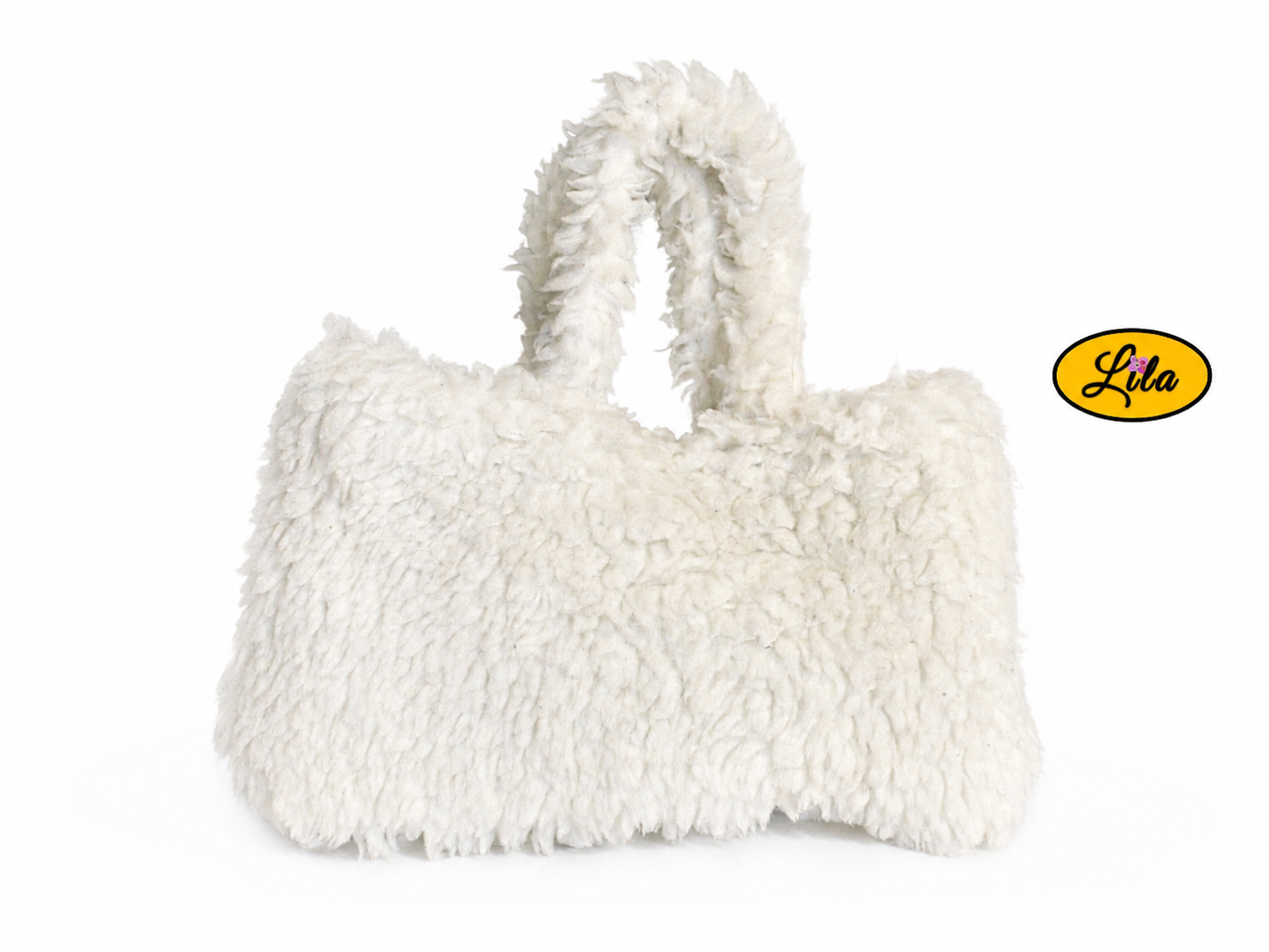 Sac à main entièrement en fausse fourrure blanche vue de face sur fond blanc avec sangle relevée