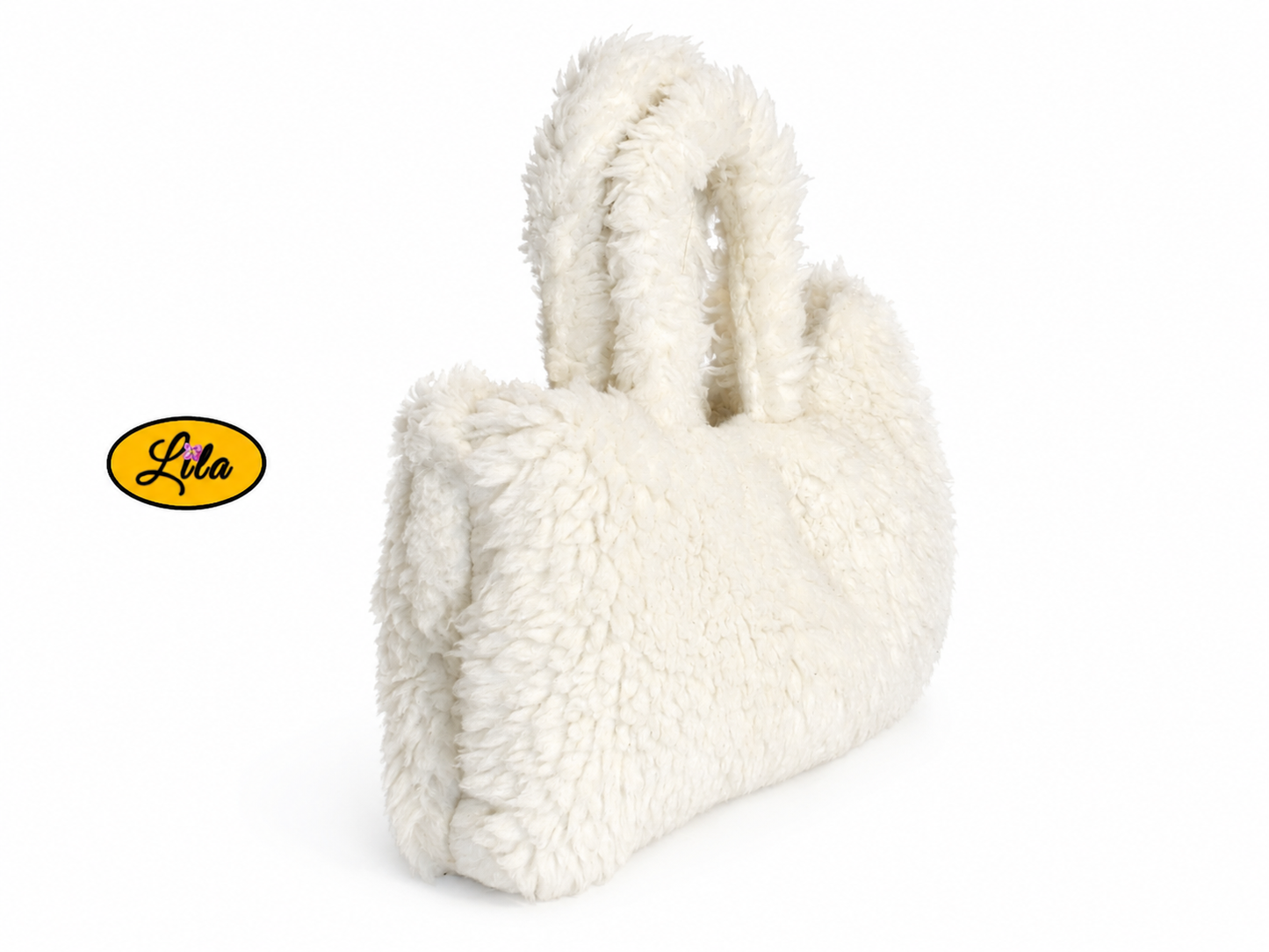 Sac à main entièrement en fausse fourrure blanche vue de profil sur fond blanc avec sangle relevée