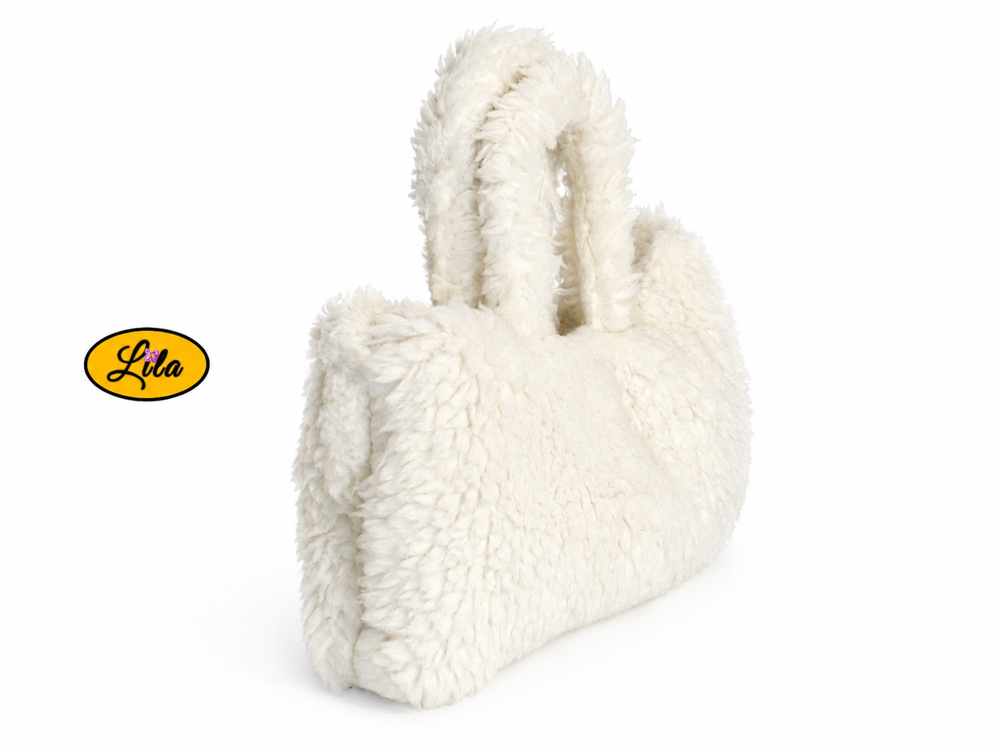 Sac à main entièrement en fausse fourrure blanche vue de profil sur fond blanc avec sangle relevée