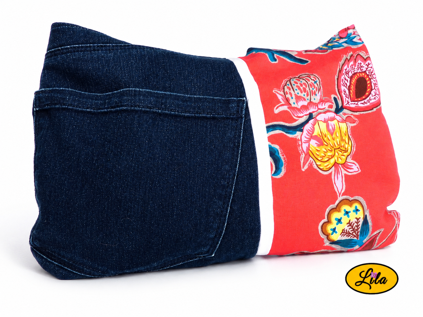 Sac à main en jeans et tissu floral rose vue de dos sur fond blanc avec sangle dissimulée à l’arrière