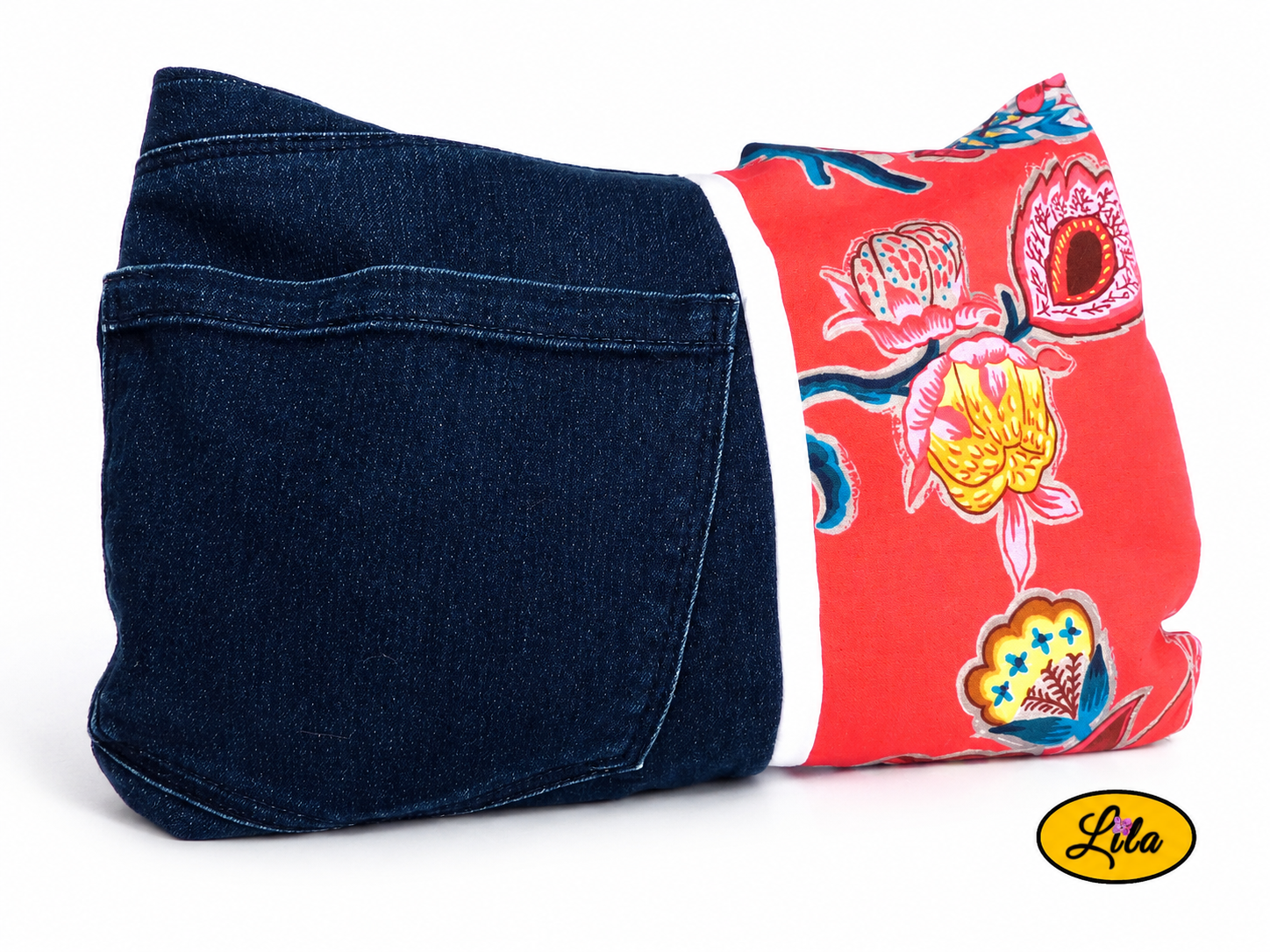Sac à main en jeans et tissu floral rose vue de dos sur fond blanc avec sangle dissimulée à l’arrière