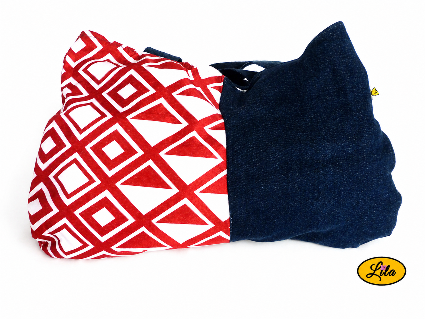 Sac à main en jeans et ancienne nappe rouge et blanche à motifs géométriques vue de dos sur fond blanc avec sangles dissimulées à l’arrière
