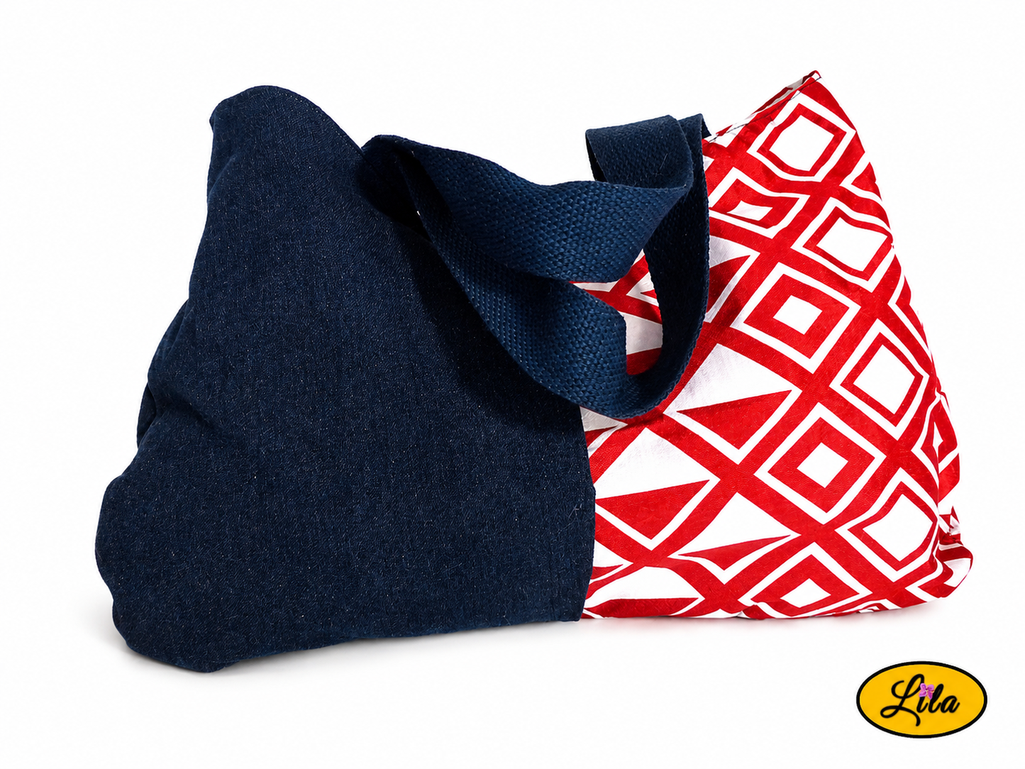 Sac à main en jeans et ancienne nappe rouge et blanche à motifs géométriques vue de face sur fond blanc avec sangle posée sur le sac