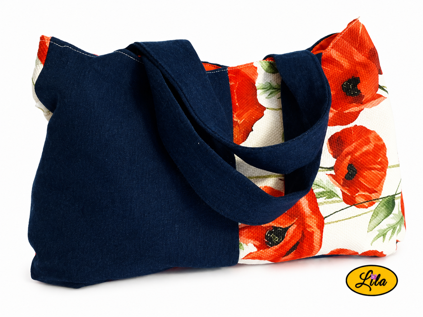 Sac à main en jeans et ancienne nappe vintage motif coquelicot vue de face sur fond blanc avec sangle posée sur le sac