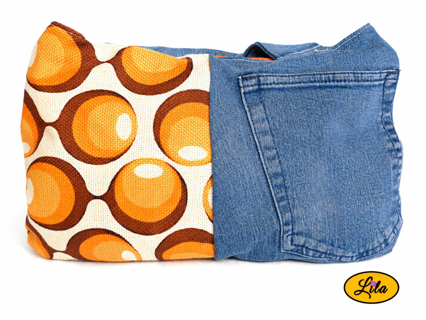 Sac à main en jeans et ancienne nappe vintage à ronds orange vue de dos sur fond blanc avec sangles dissimulées à l’arrière