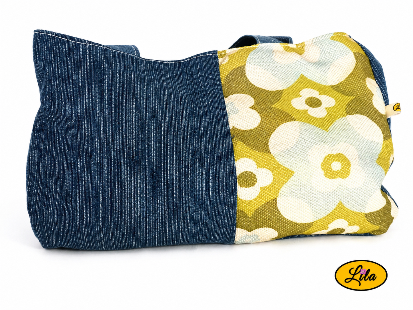 Sac à main en jeans et tissu vintage vert fleuri vue de dos sur fond blanc avec sangles dissimulées à l’arrière