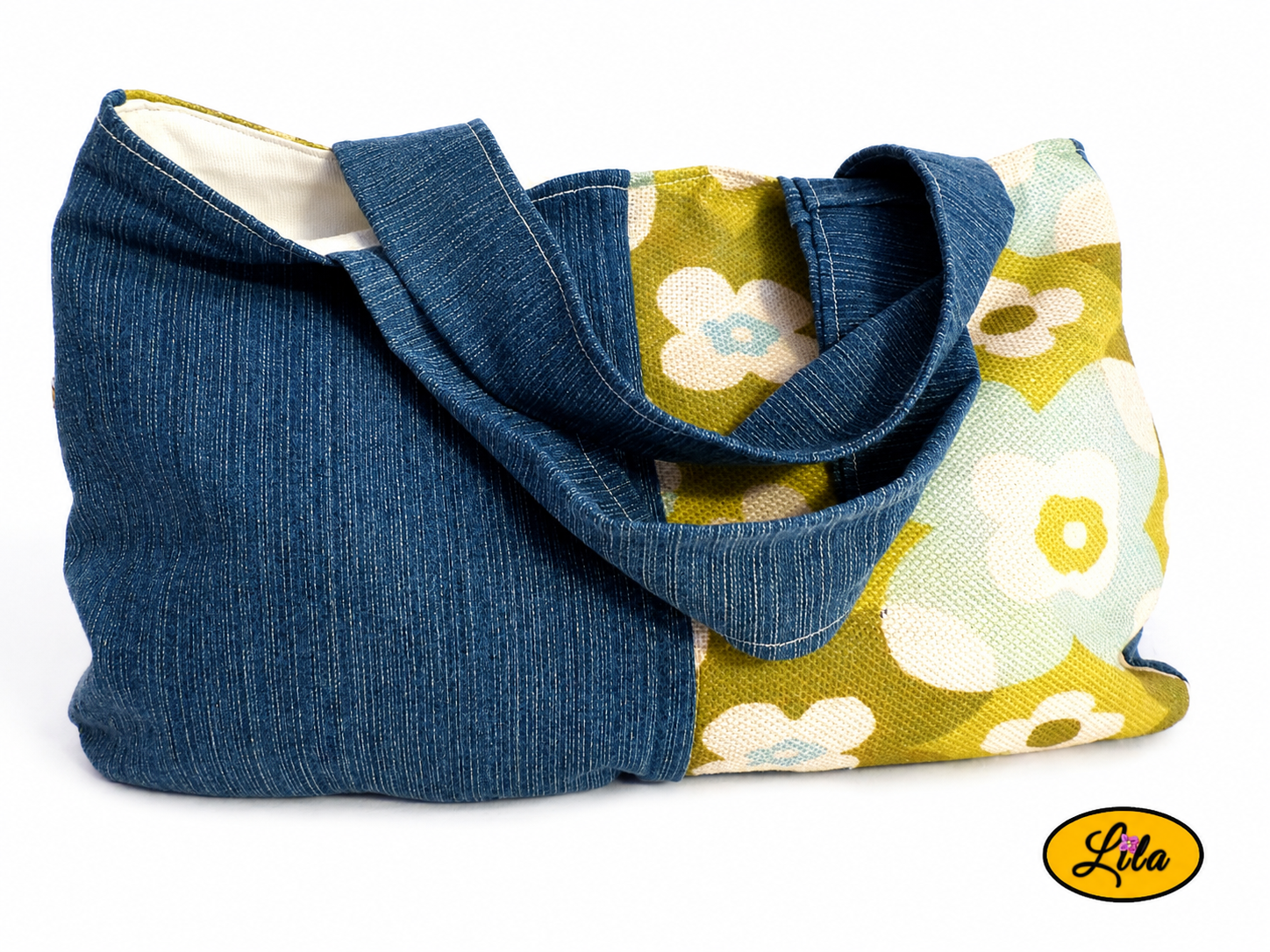 Sac à main en jeans et ancienne nappe vintage verte fleurie vue de face sur fond blanc avec sangles posées sur le sac