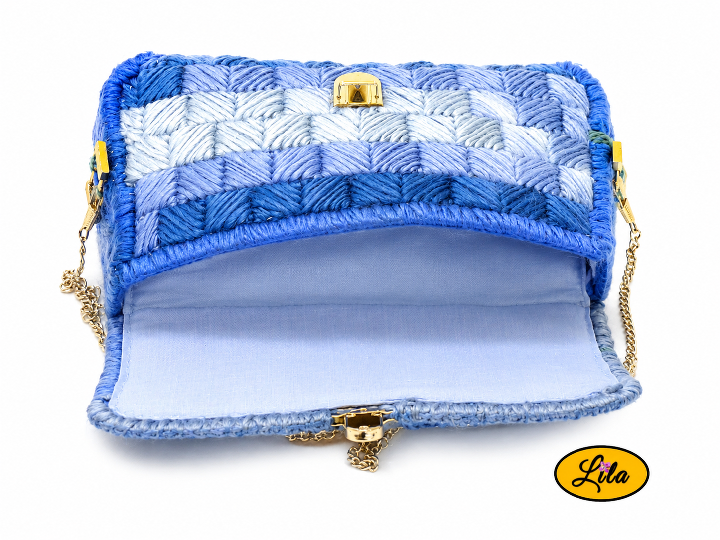 Vue de face du sac à main en laine dégradée bleue ouvert sur fond blanc avec doublure bleue, attache cartable argentée et dessus du sac au premier plan