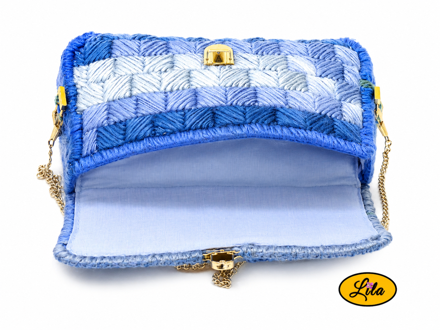 Vue de face du sac à main en laine dégradée bleue ouvert sur fond blanc avec doublure bleue, attache cartable argentée et dessus du sac au premier plan