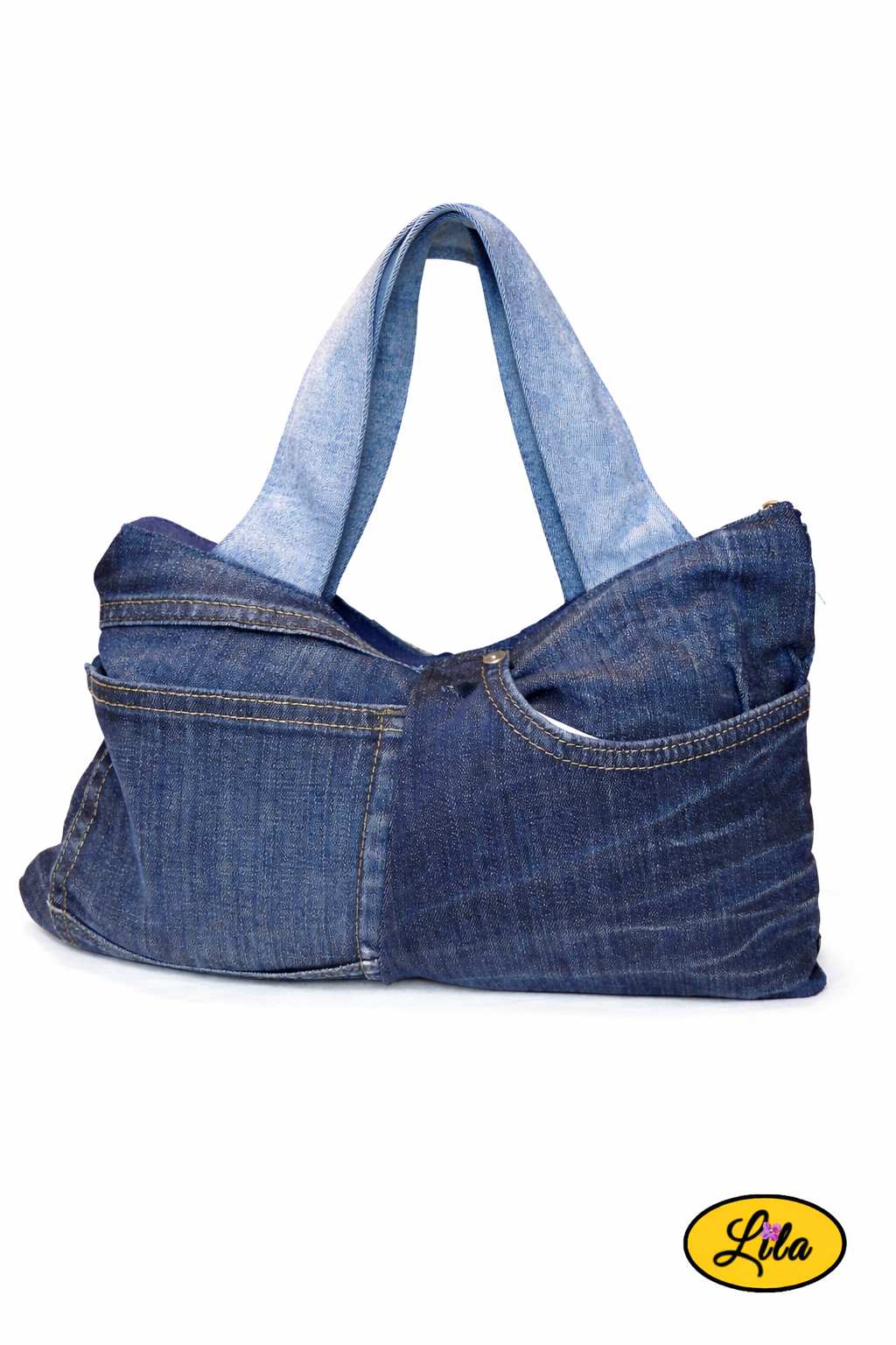 Sac à main multi-poches en jeans recyclé vue de dos sur fond blanc avec sangle relevée