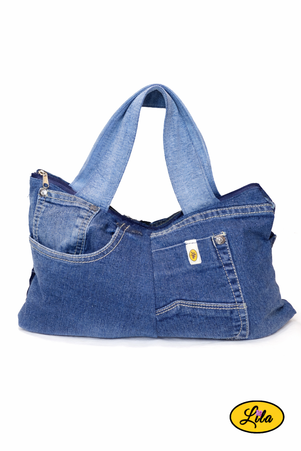 Sac à main multi-poches en jeans recyclé vue de face sur fond blanc avec sangle relevée style pratique et original
