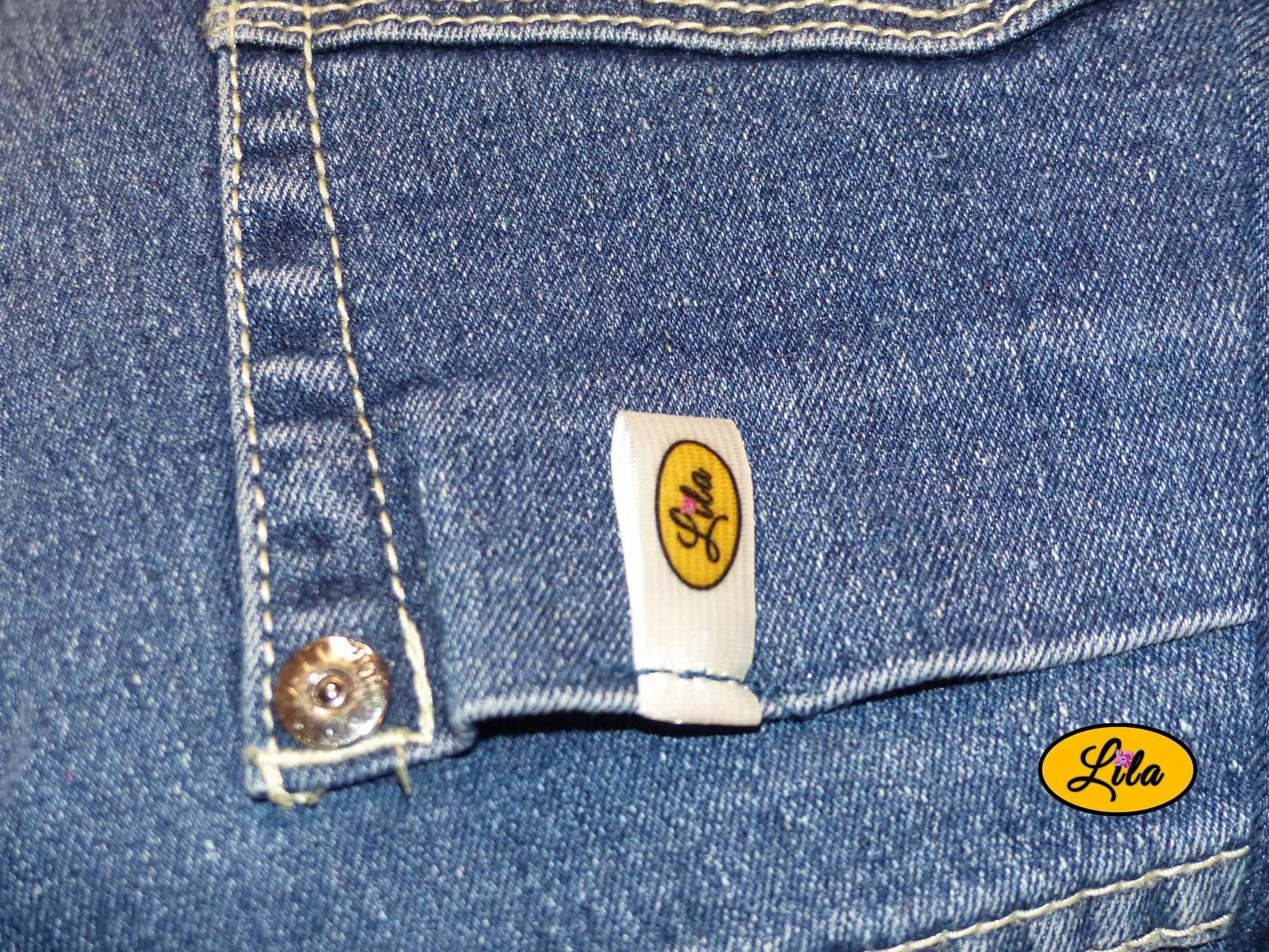 Zoom sur une poche du sac à main multi-poches en jeans recyclé avec étiquette LILA détail artisanal et unique