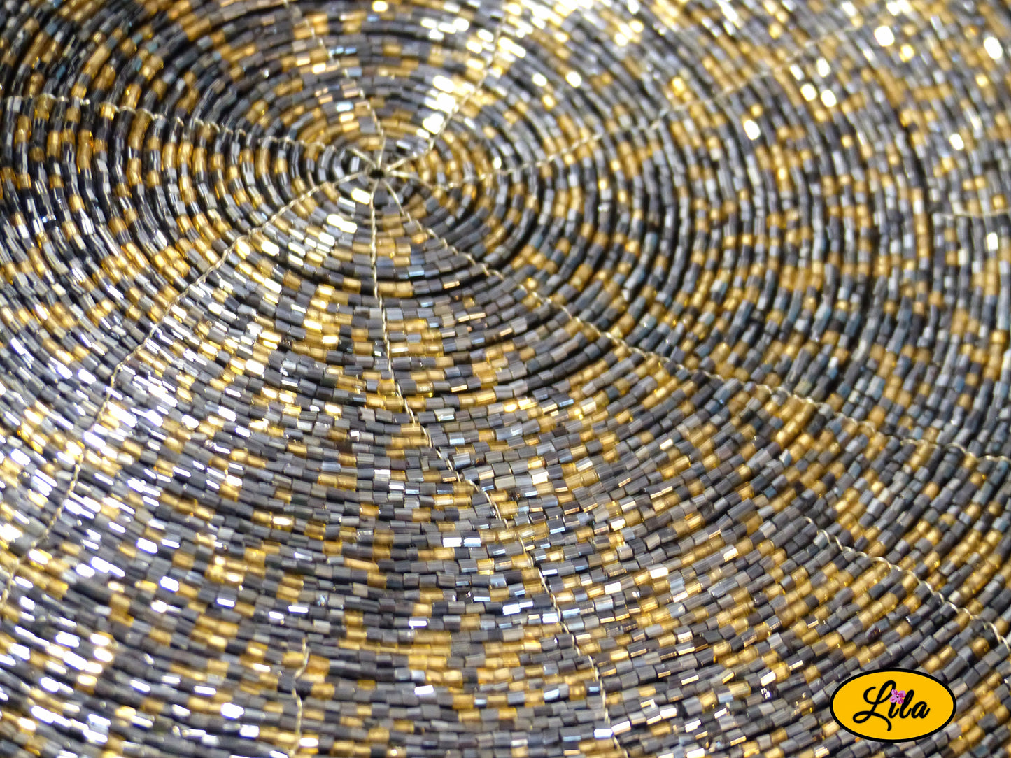 Zoom sur les détails du sac à main en sets de table ronds pailletés texture ronde et effet brillant