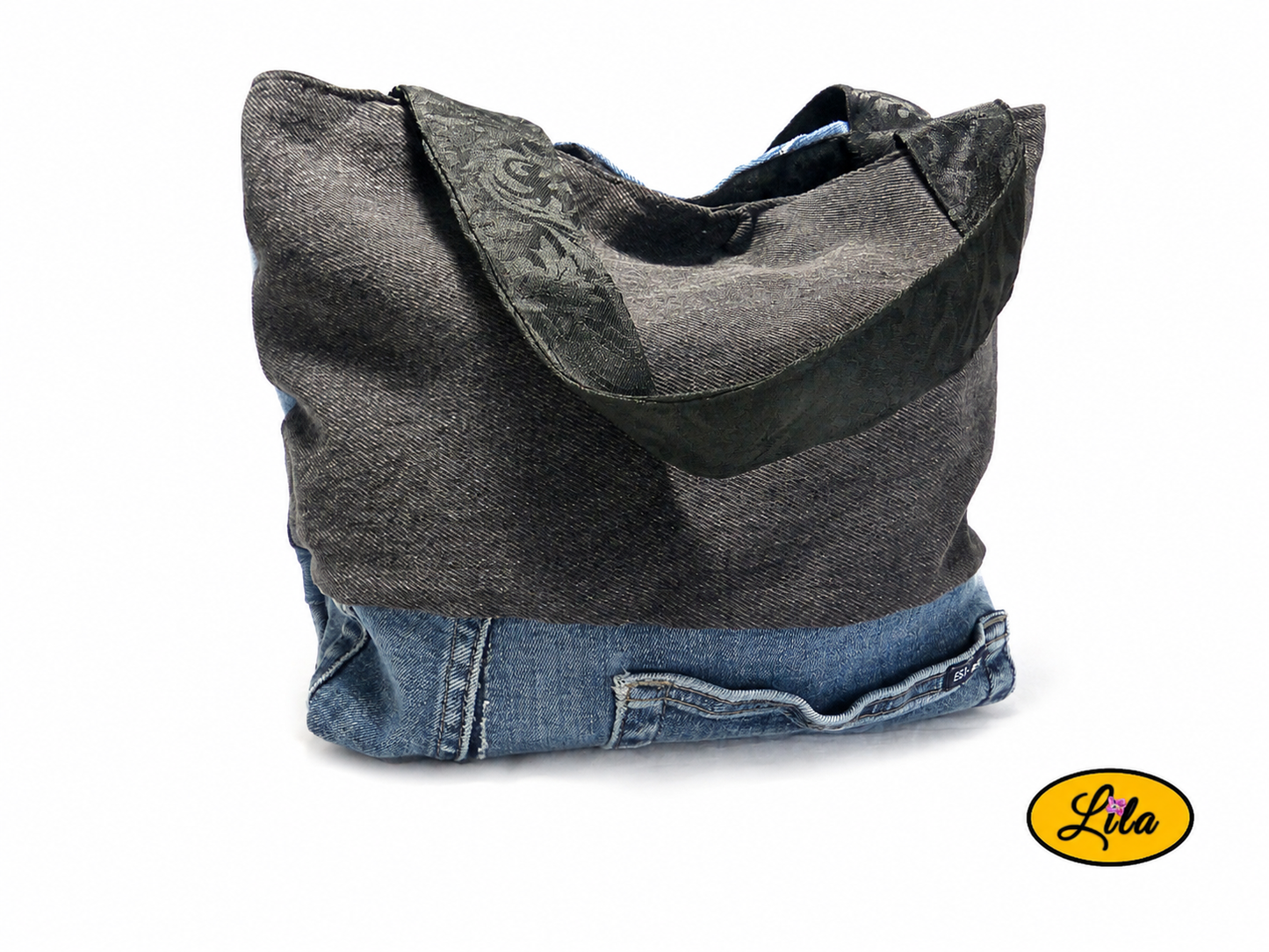 Sac patchwork en jeans recyclés vu de dos sur fond blanc avec anse noire à motifs floraux visible style urbain et artisanal