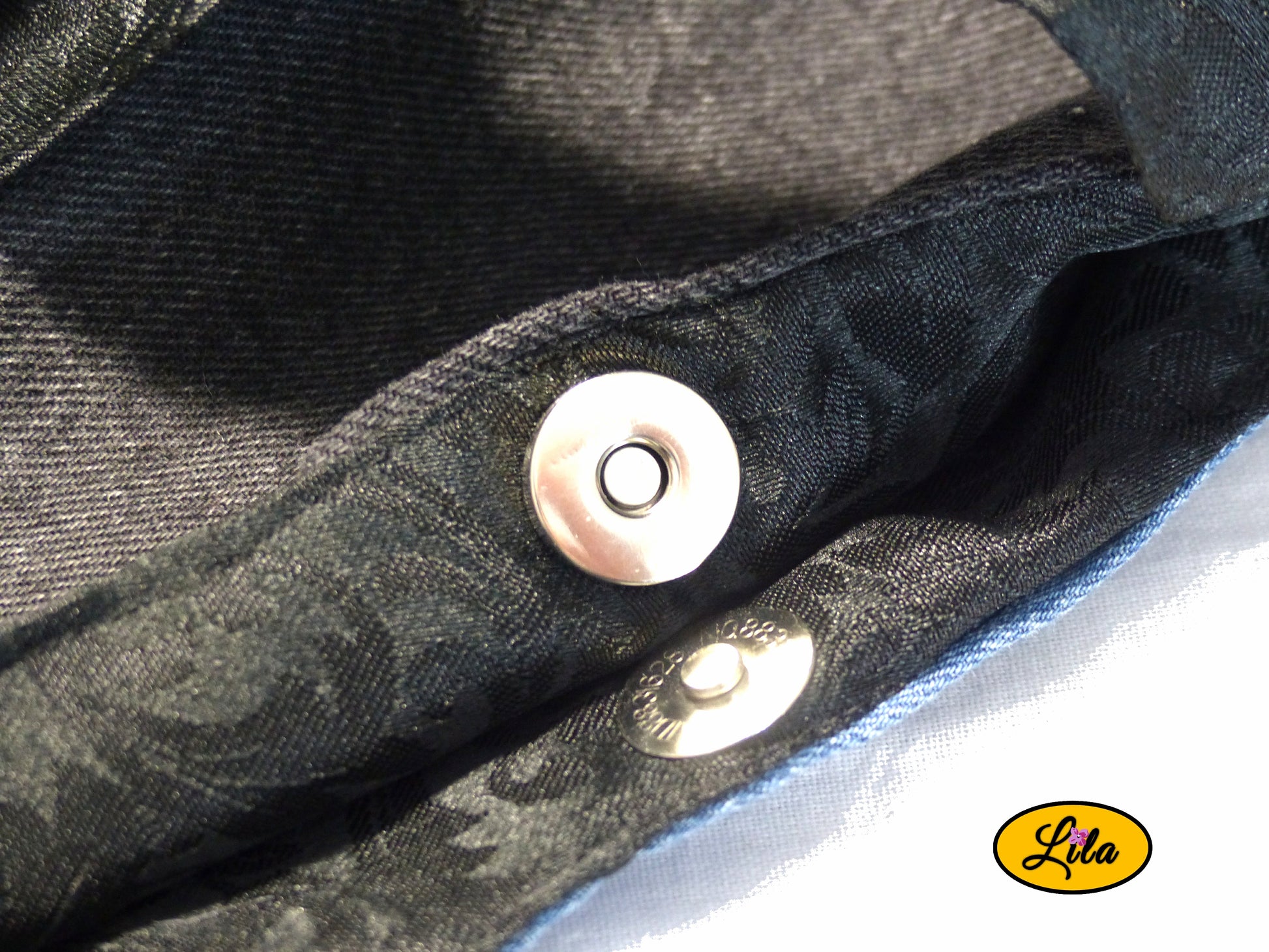 Zoom sur l’attache pression d’un sac artisanal réalisé à partir de jeans recyclés style pratique et soigné