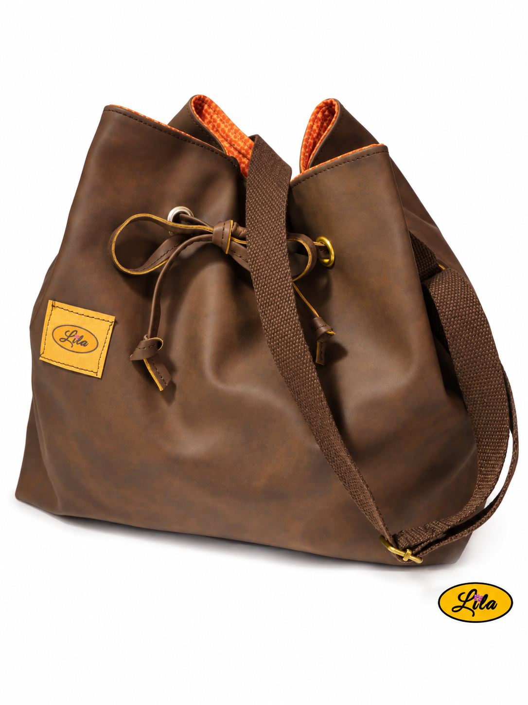Sac seau en simili cuir brun foncé vu de profil gauche sur fond blanc avec sangle bandoulière brune passant sur le sac et lien coulissant visible